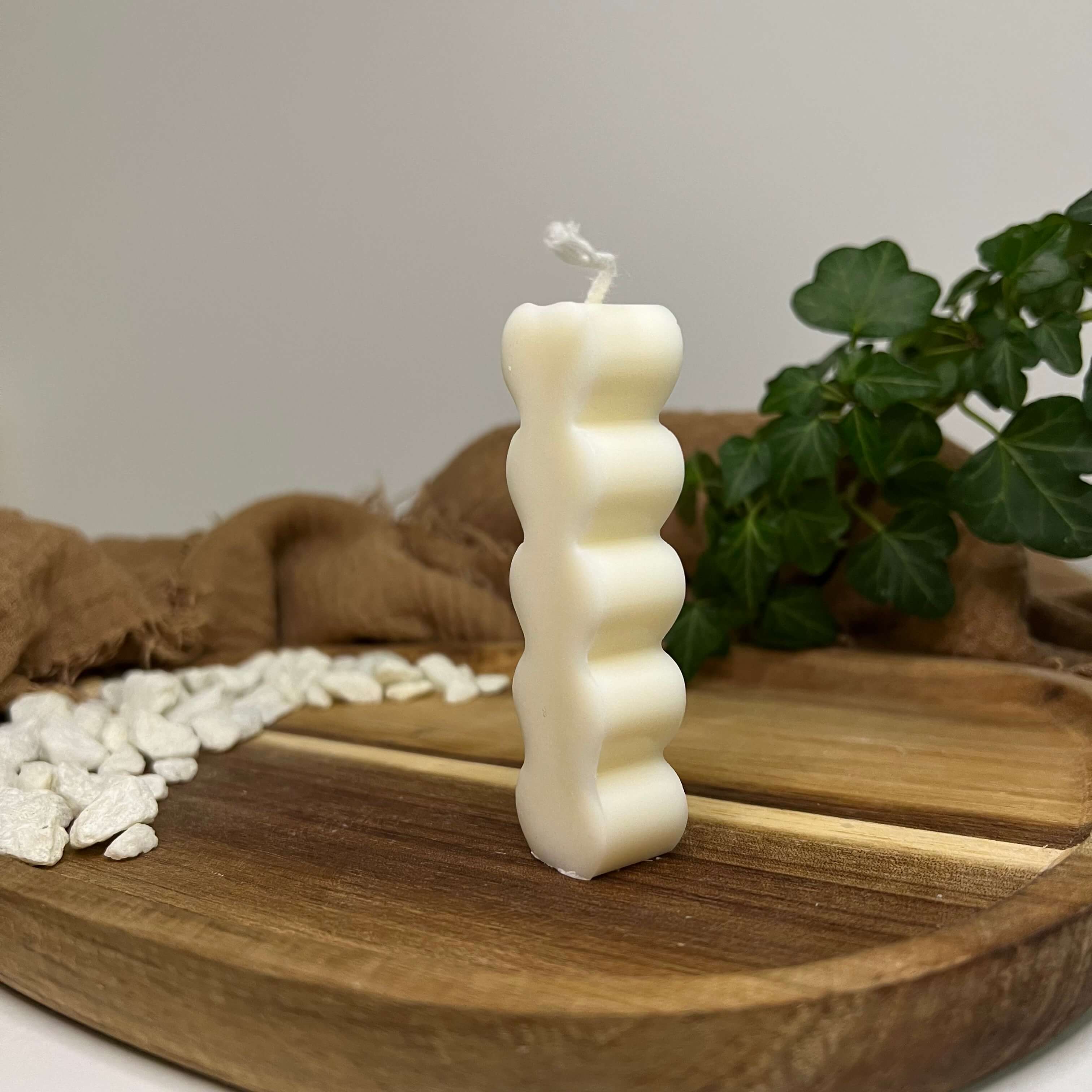 Radiant Love Tower Kerze ist in verschiedenen Düften erhältlich. Die Düfte haben einen beruhigenden Geruch und sind angenehm. Perfekt für gemütliche Tage. In weiß.