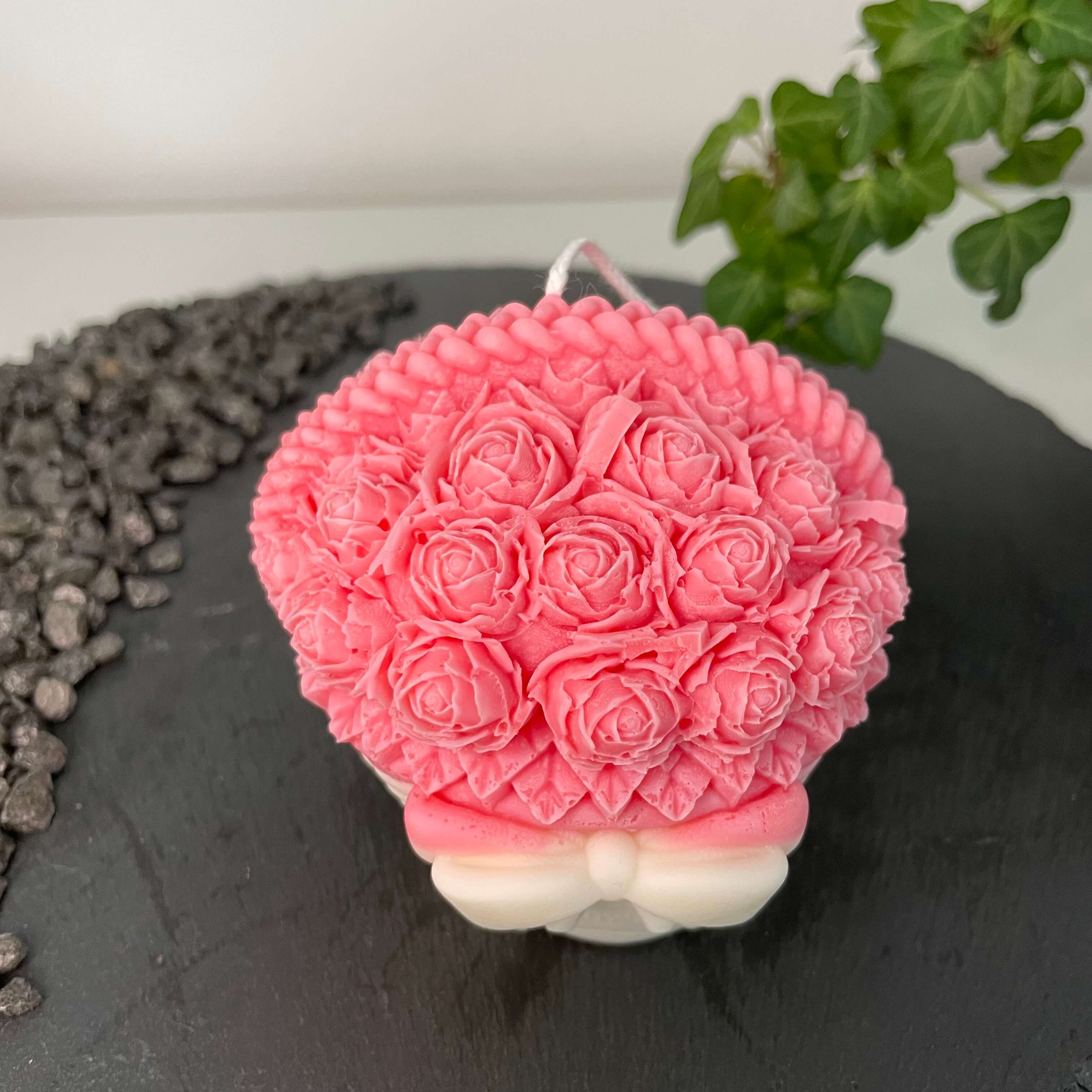 Die Rose Garden Bloomlight Kerze ist in verschiedenen Düften erhältlich. Sie riecht angenehm und entspannt. Perfekt für gemütliche Abende Zuhause. In Rosa-Weiß.