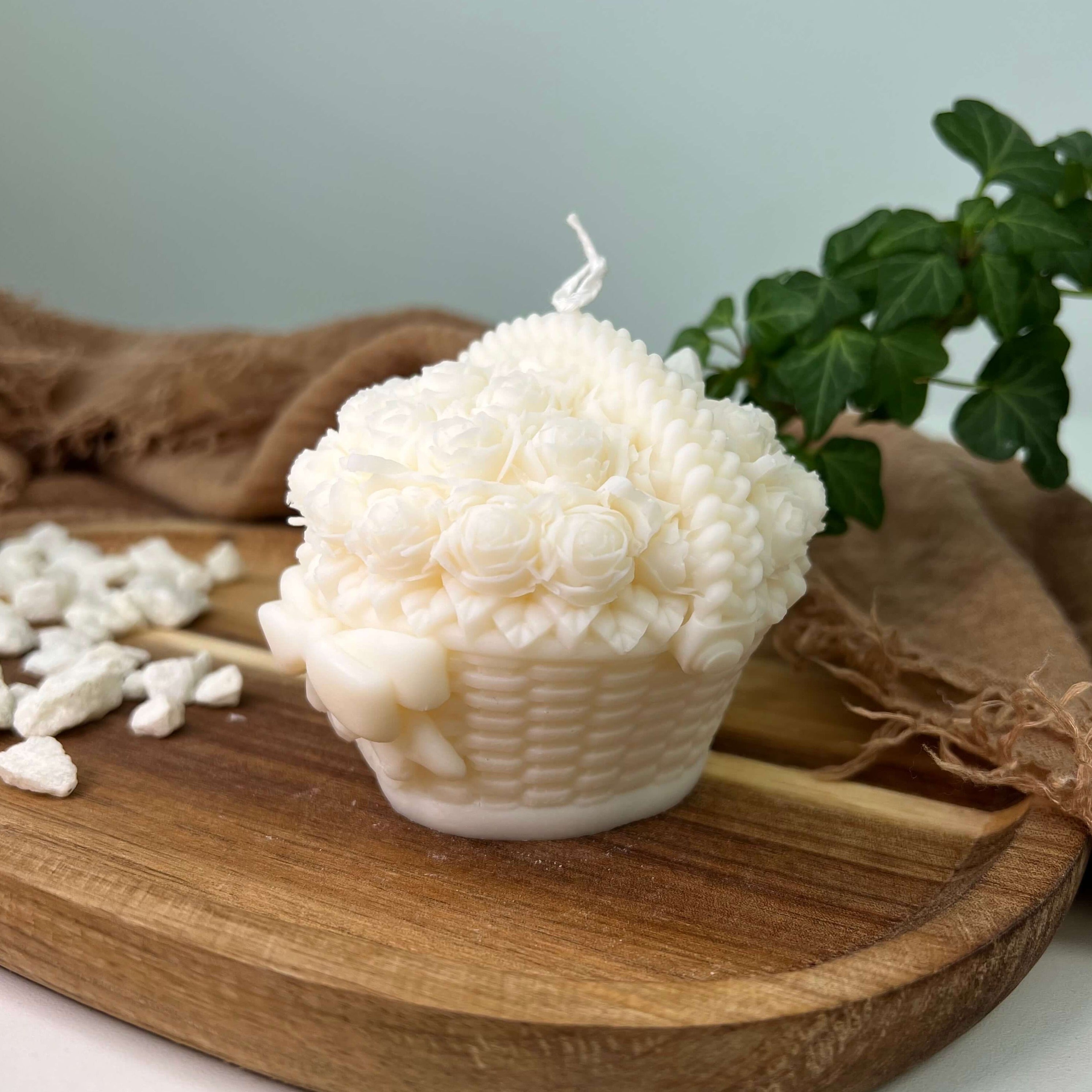 Blumenkorb Kerze Namens Rose Garden Bloomlight. Sie ist als Weihnachtskerze, Osterkerze, Verlobungskerze und auch als Hochzeitskerze geeignet. Ihr einzigartiges Design macht sie zu einem Unikat.