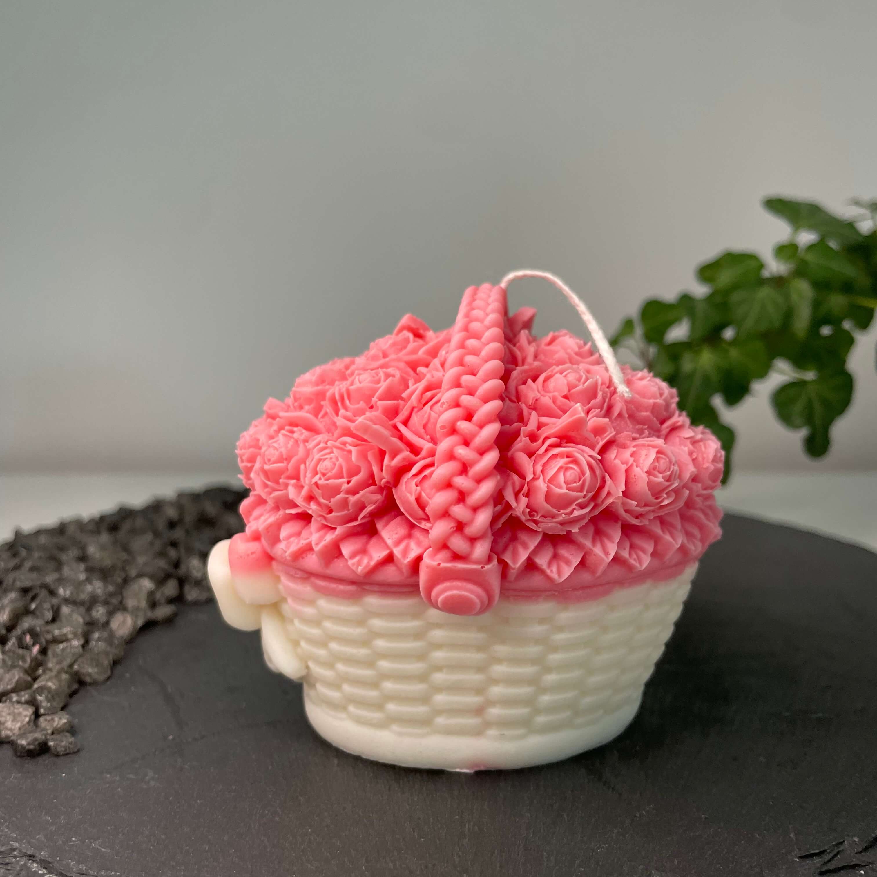 Dargestellt ist hier die Rose Garden Bloomlight Kerze, die mit ihrem Blumenstrauss Design die Augen auf sich zieht. Sie ist perfekt als Dekoration für jedes Zuhause geeignet. Diese Designerkerze ist elegant und ästhetisch. In Rosa-Weiß.