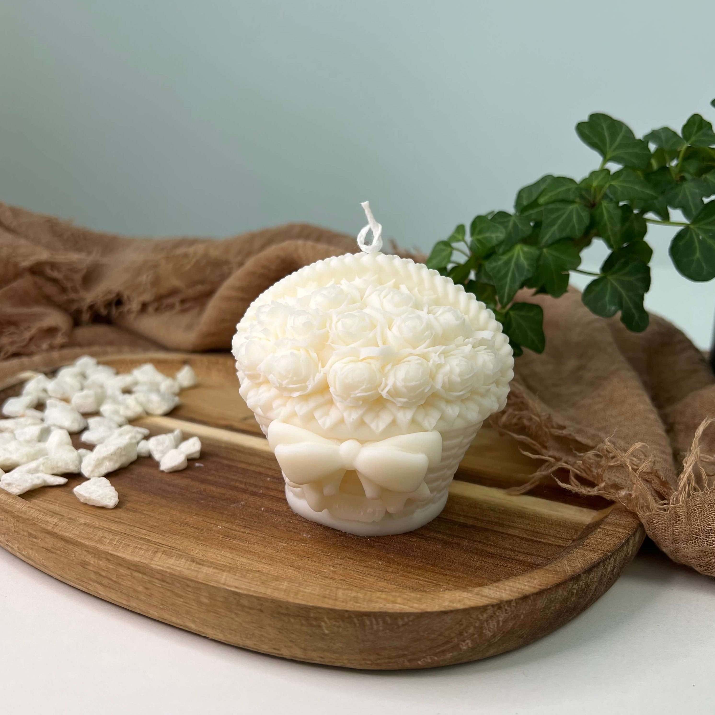 Zusehen ist hier die Rose Garden Bloomlight Kerze. Sie hat ein Blumenkorb Design und ist handgemacht aus Sojawachs.