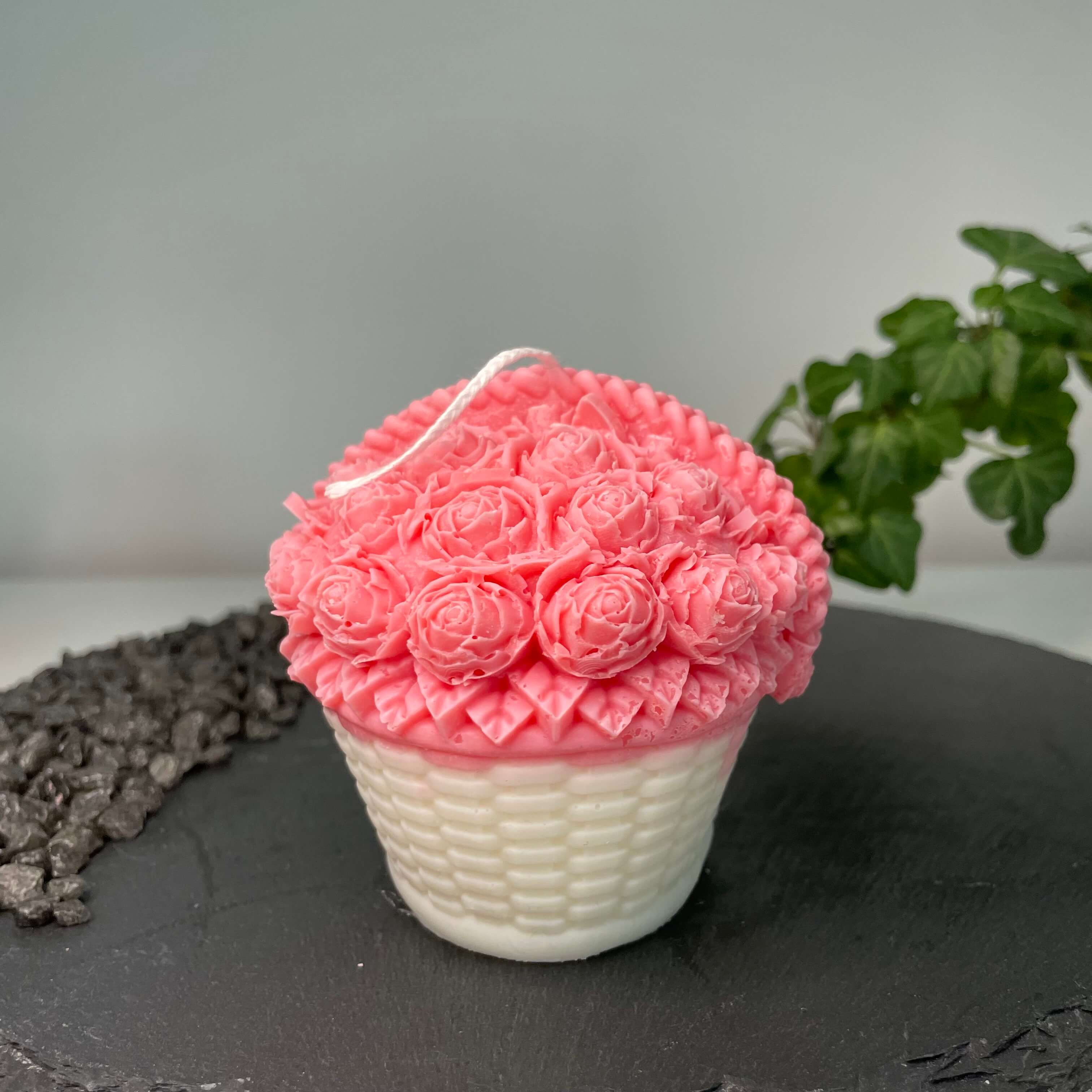 Die handgefertigte vegane Sojawachs Kerze Rose Garden Bloomlight. Sie ist ideal als Geschenk für Weihnachten, Ostern oder Hochzeiten geeignet. Auch als Gastgeschenk erhältlich. In Rosa-Weiß.