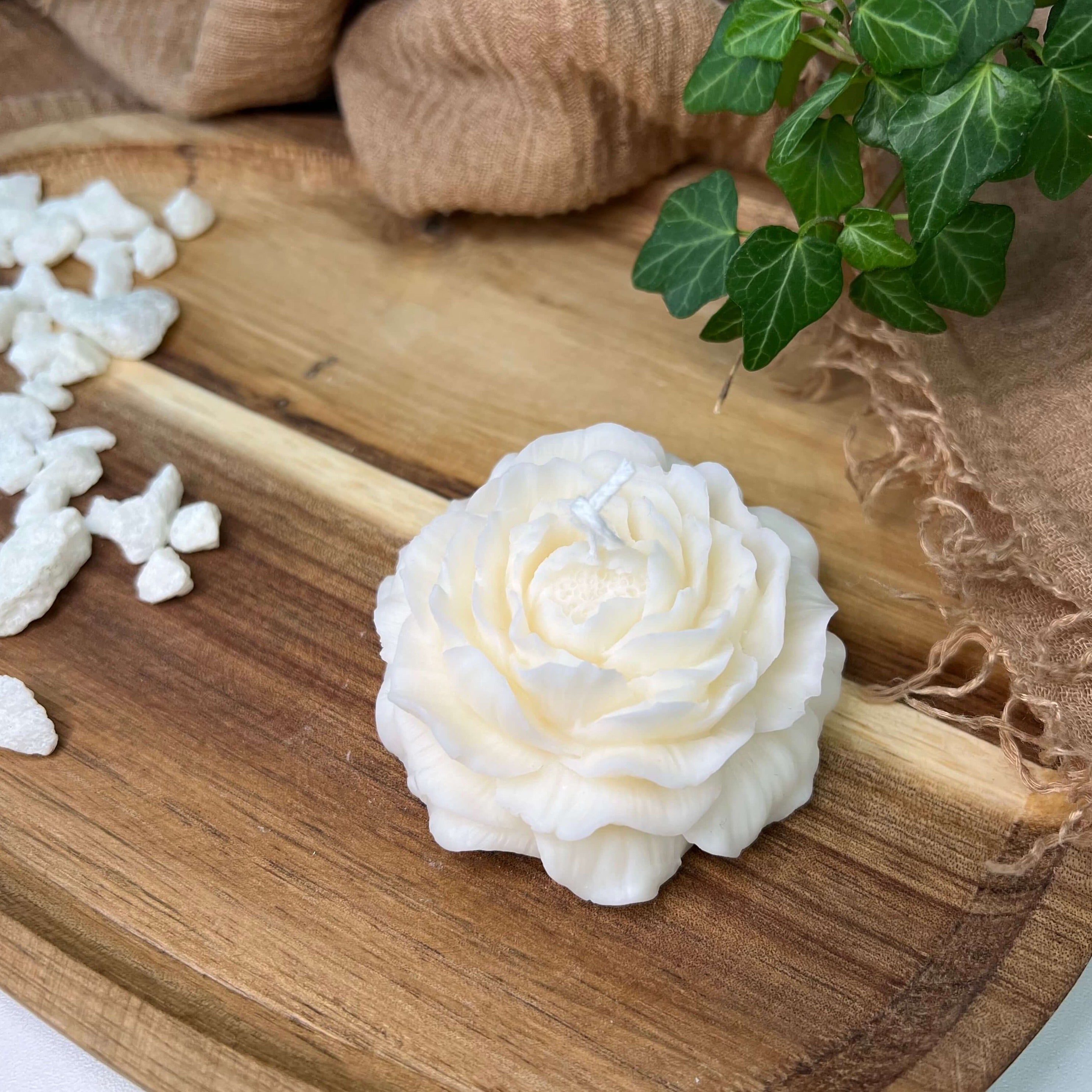 Die Rosé Petal Elegance Kerze. Diese Designerkerze ist purer Luxus. Perfekt als Geburtstagsgeschenk geeignet.