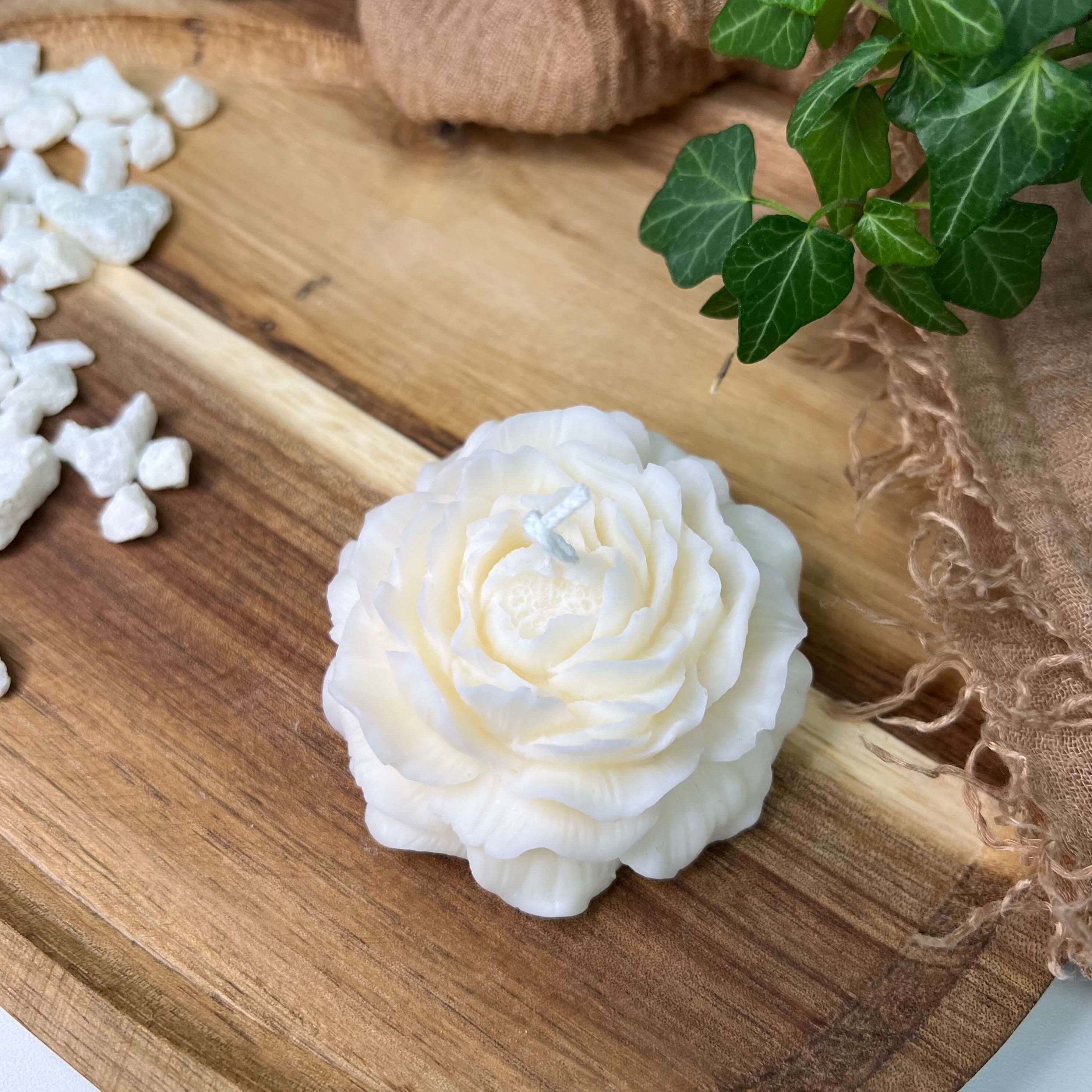 Zusehen ist die Rosé Petal Elegance Kerze. Sie ist perfekt als Dekoration geeignet. Das Design ist stilvoll, elegant und ästhetisch. Ideal für jedes Zuhause.