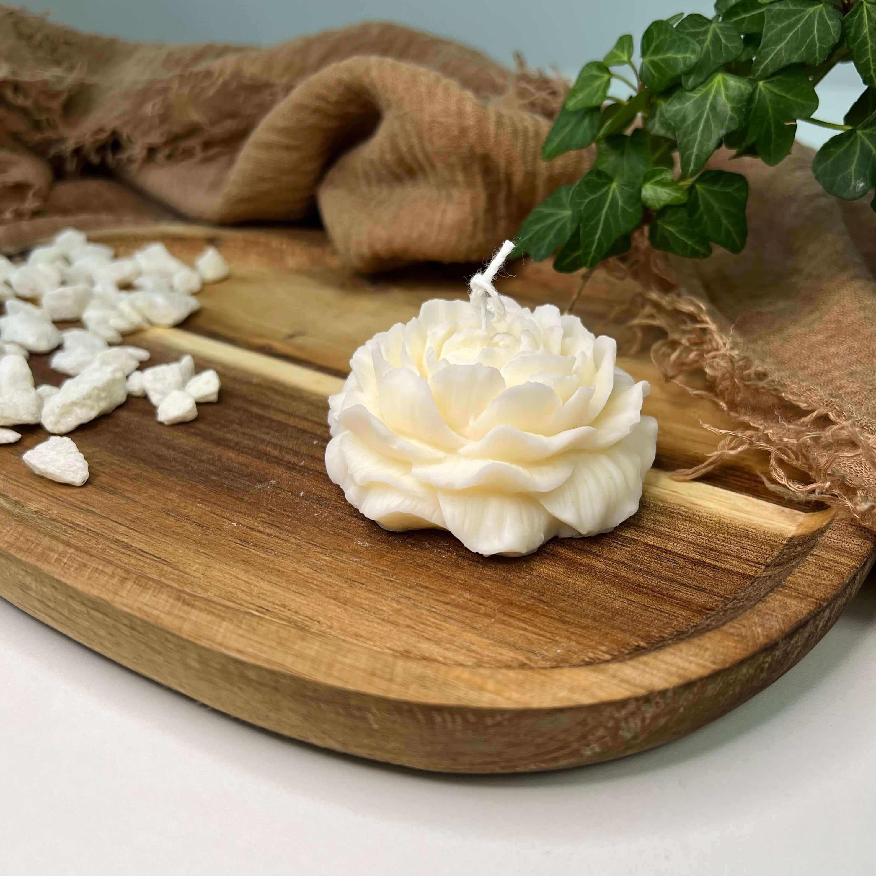 Rosé Petal Elegance Kerze zeigt ihre stilvolle und elegante Seite. Sie ist eine handgemachte Sojawachskerze ohne schädliche Inhaltsstoffe.