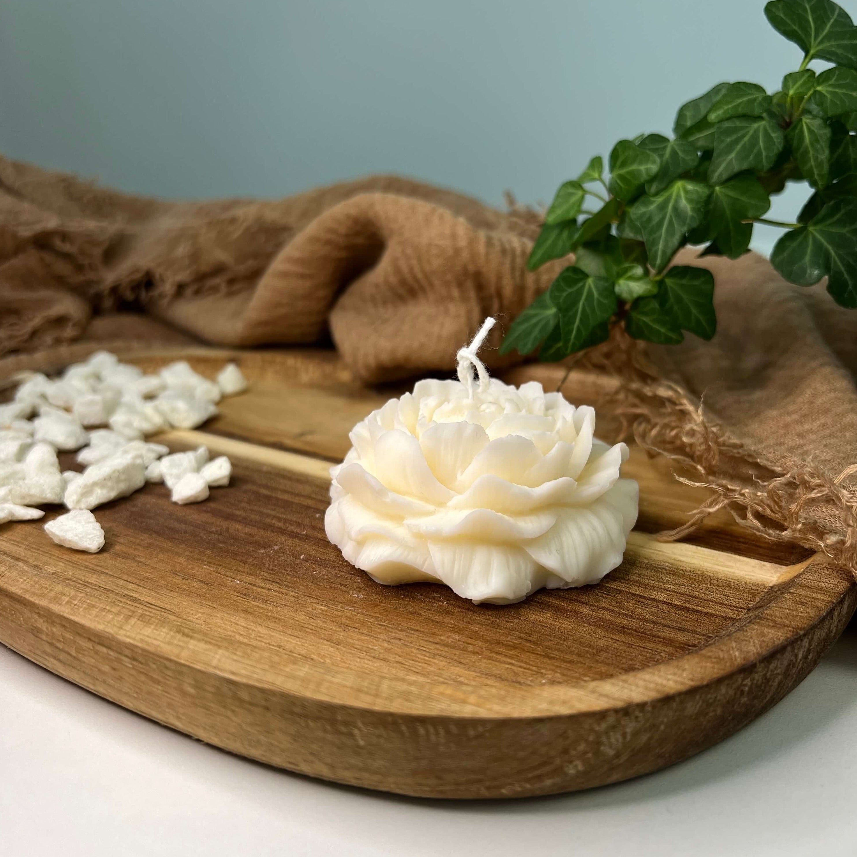 Rosé Petal Elegance Kerze. Ihr elegantes Aussehen macht sie zum idealen Geburtstagsgeschenk, sowie Weihnachtsgeschenk und Ostergeschenk. Auch ist sie ein perfektes Verlobungsgeschenk und Hochzeitsgeschenk.