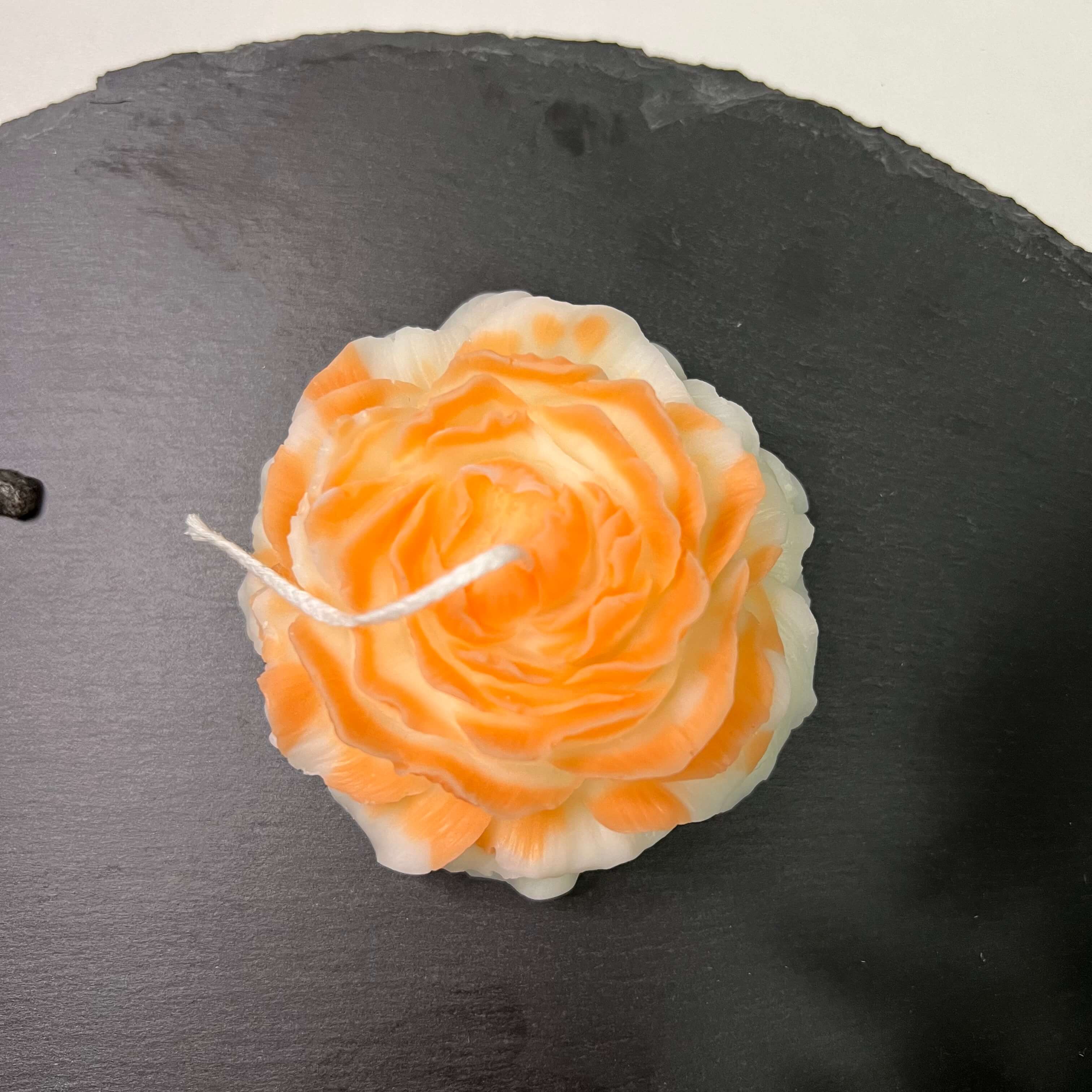 Rosé Petal Elegance Kerze. Ihr elegantes Aussehen macht sie zum idealen Geburtstagsgeschenk, sowie Weihnachtsgeschenk und Ostergeschenk. Auch ist sie ein perfektes Verlobungsgeschenk und Hochzeitsgeschenk. In orange.
