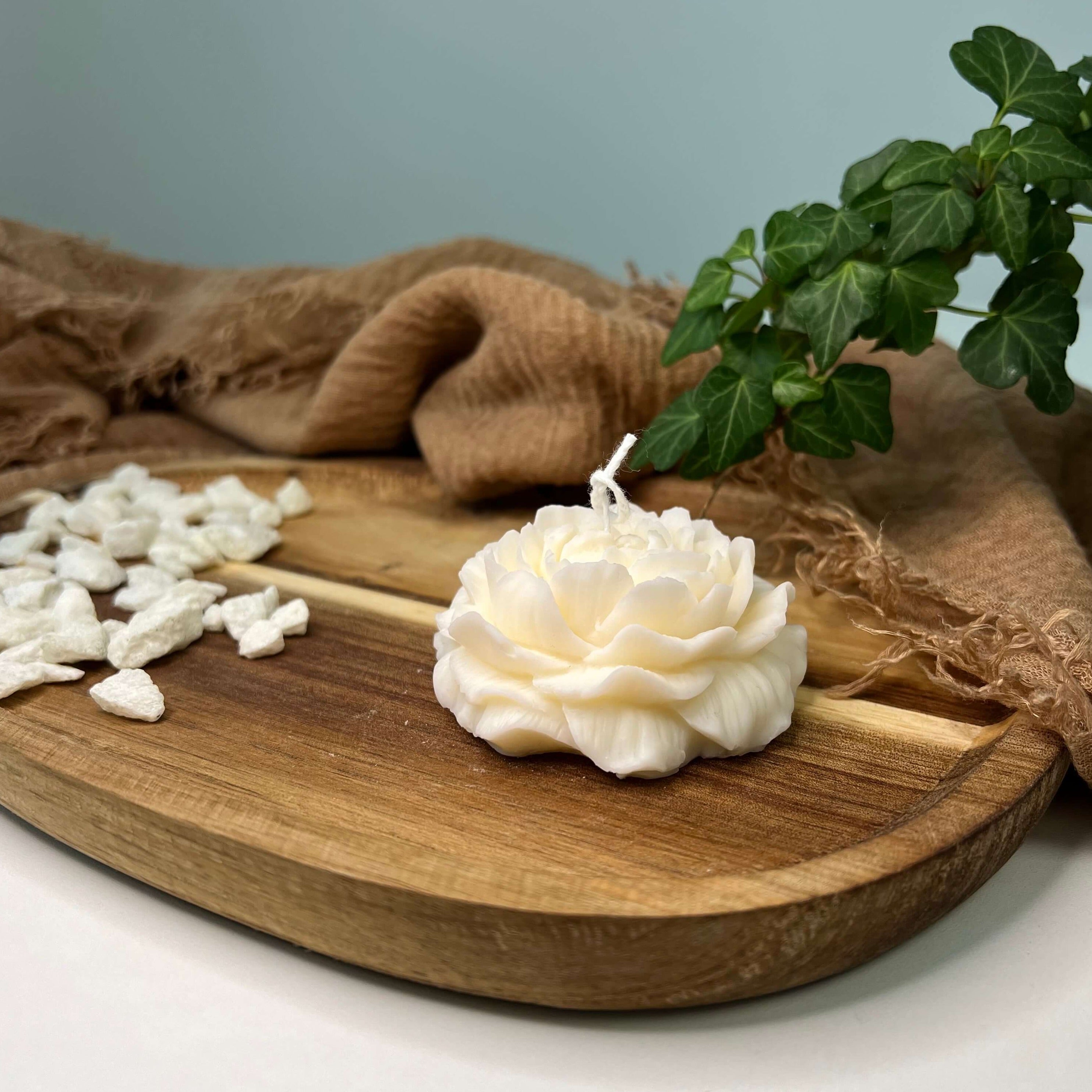 Rosé Petal Elegance Kerze. Handgemacht aus Sojawachs. Sie ist umweltfreundlich und nachhaltig, sowie vegan.