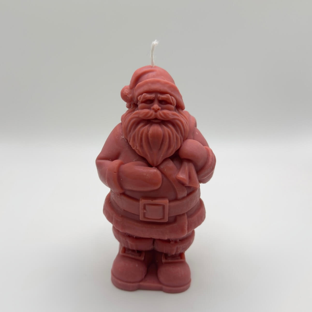 Leuchtend rote Nikolaus-Kerze aus handgegossenem Sojawachs. Perfekt für weihnachtliche Stimmung und als nachhaltiges Geschenk.