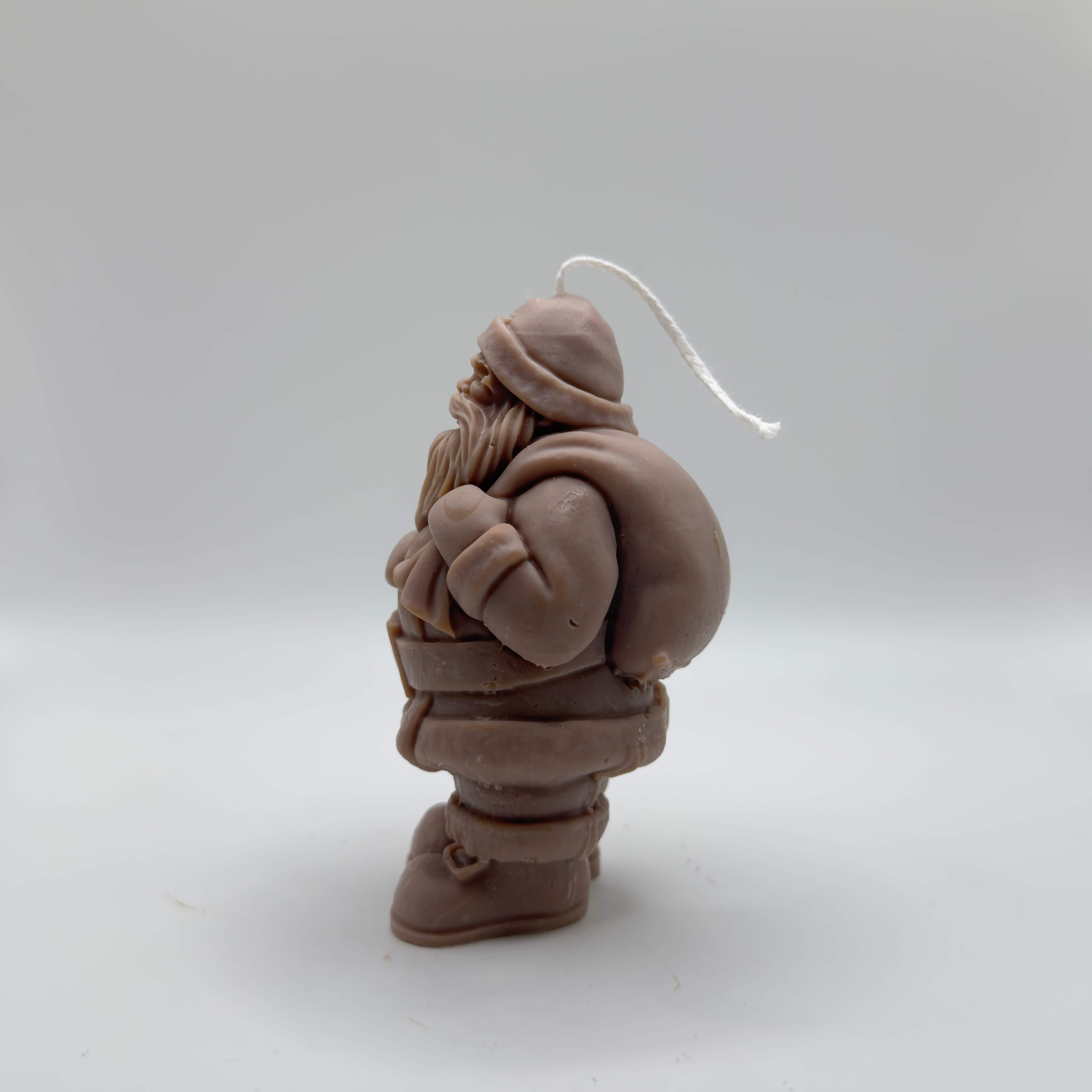 Rustikale Nikolaus-Kerze in hellbraun, gefertigt aus natürlichem, umweltfreundlichem Sojawachs.