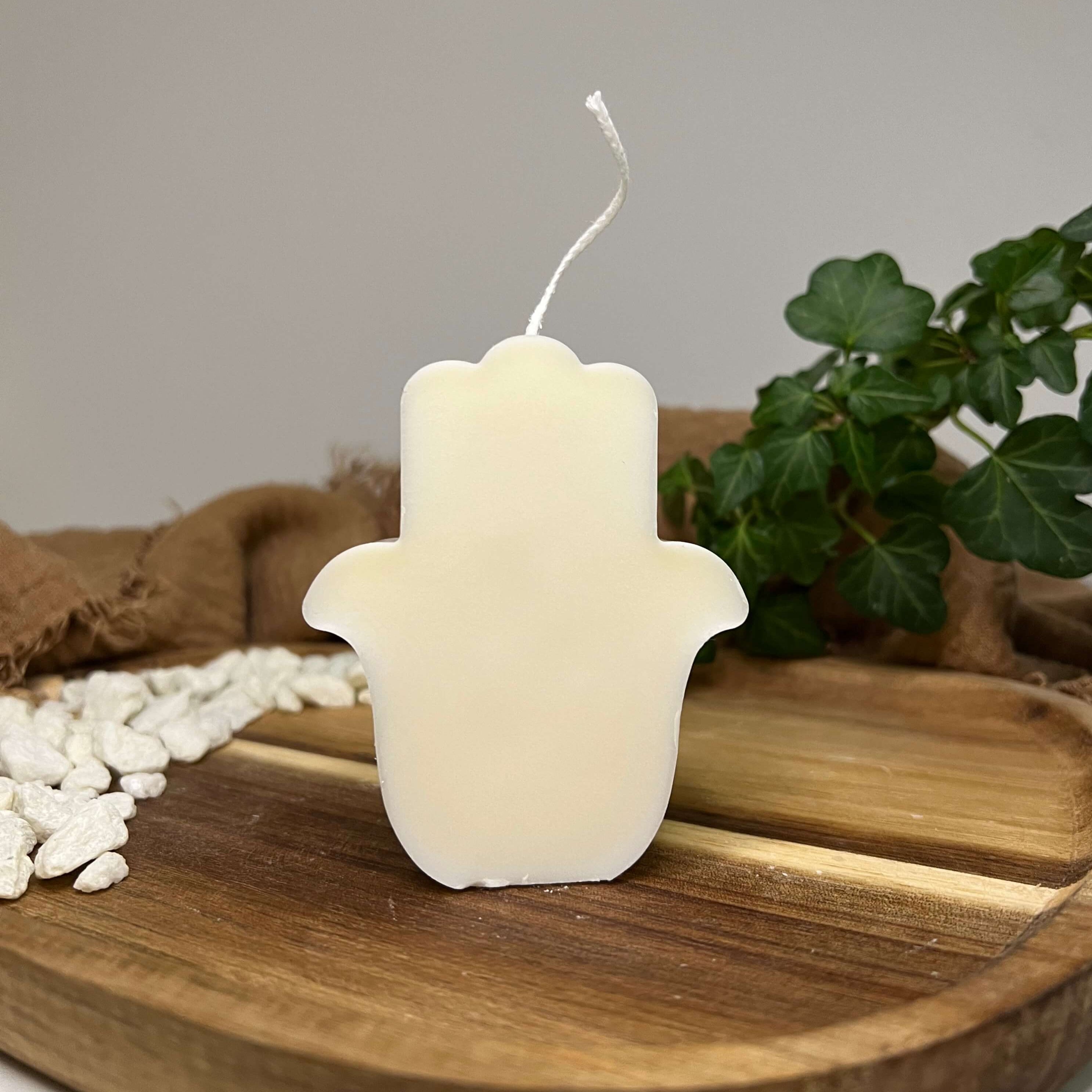 Die Sacred Hand of Serenity Kerze ist mit ihrem Hand von Hamsa Design perfekt als Gastgeschenk geeignet. Sie ist handgefertigt aus hochwertigem Sojawachs.