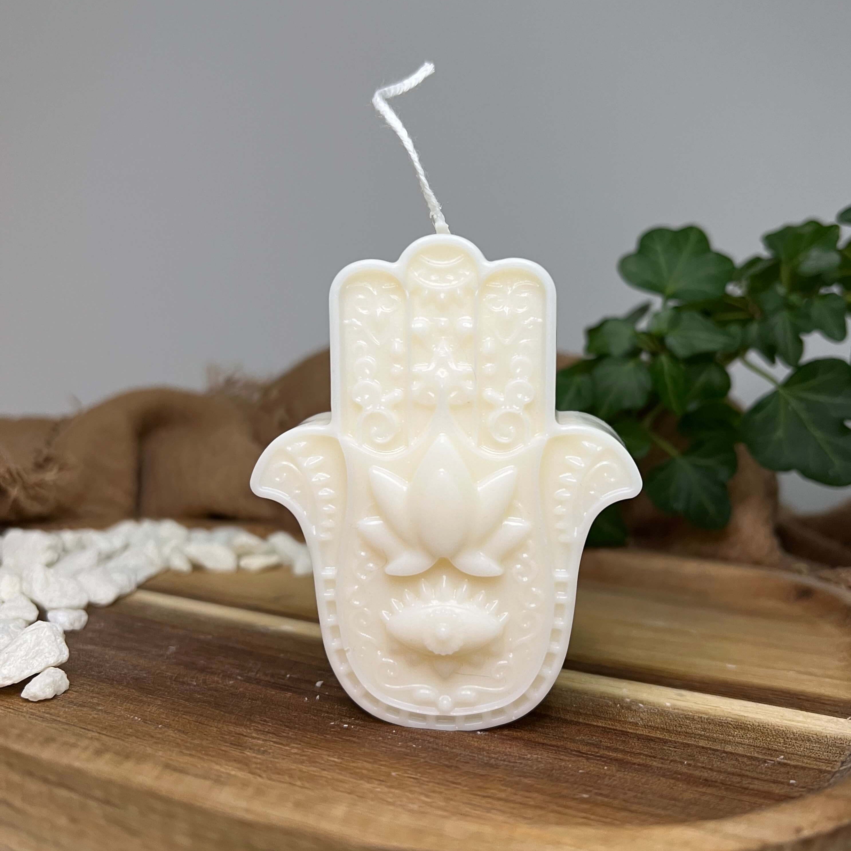 Hier sieht man unsere Sacred Hand of Serenity Kerze. Mit ihren Hand von Fatima Design ist sie perfekt als Dekoration geeignet. Sie sieht elegant und ästhetisch aus.