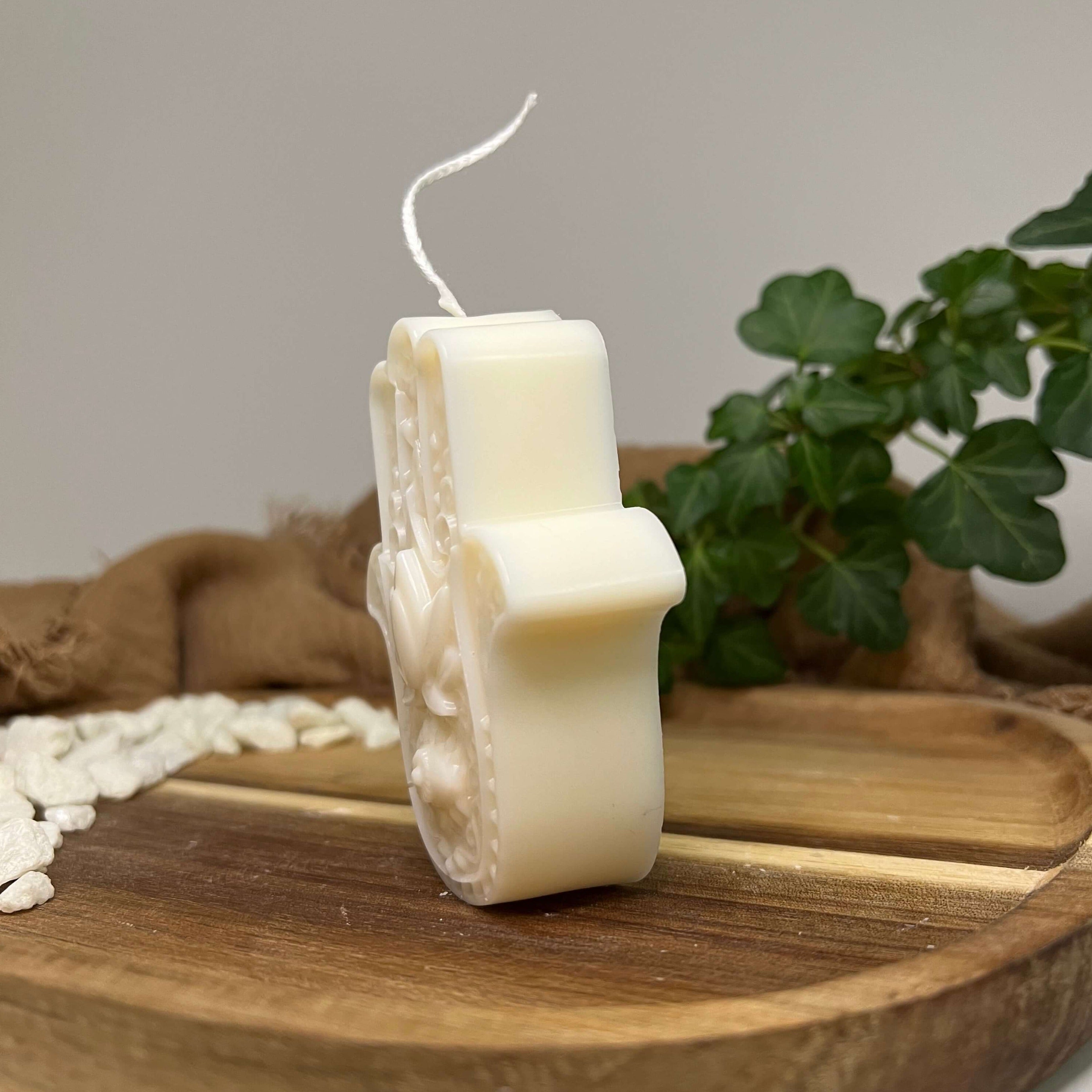 Unsere Sacred Hand of Serenity Kerze. Diese Duftkerze ist in verschiedenen Düften erhältlich. Die Düfte haben einen angenehmen und beruhigenden Geruch. Sie ist perfekt für entspannte und gemütliche Abende.