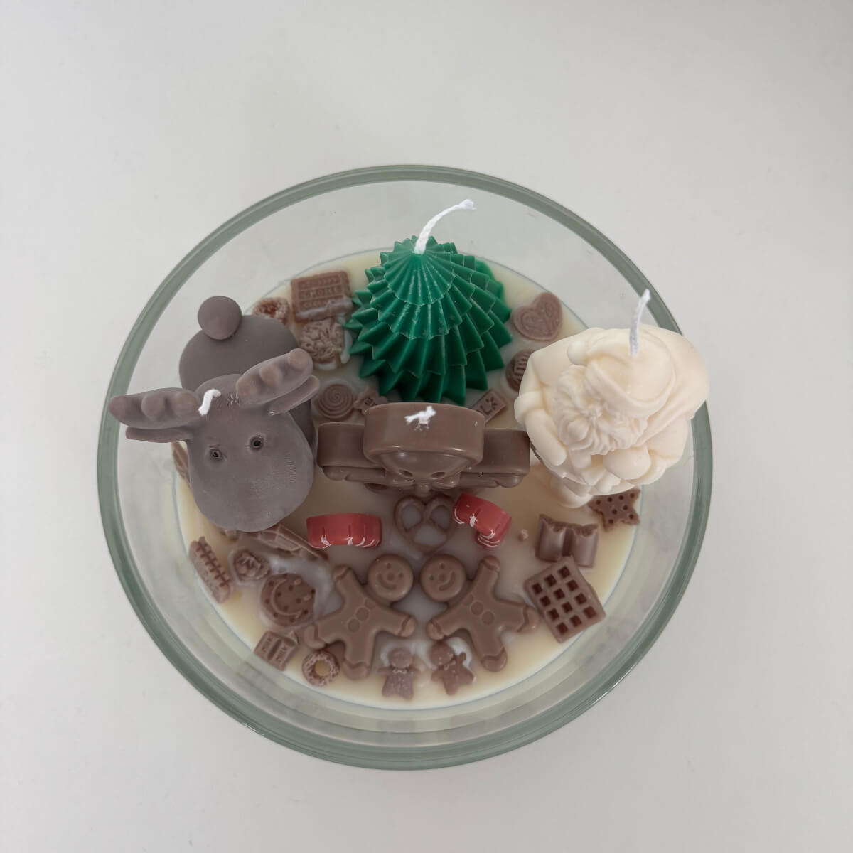 Fokus auf den kleinen Lebkuchenmann aus Wachs, der in der weißen Schneelandschaft steht – festlich und verspielt.