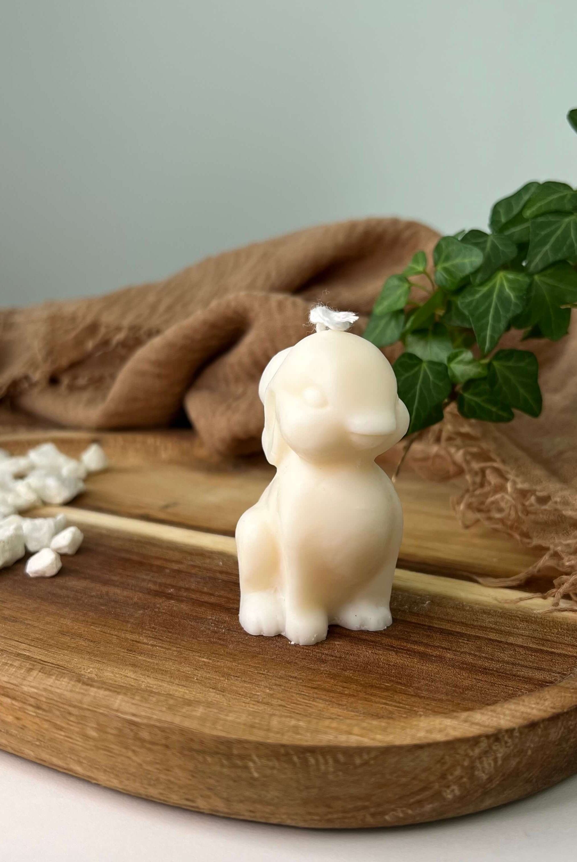 Dargestellt ist hier die Sitting Bunny Zenlight Kerze. Diese Hasenkerze ist die perfekte Osterdekoration. Mit handgemachtem Sojawachs ist sie auch Umweltfreundlich. Perfekt geeignet als Osterkerzen.