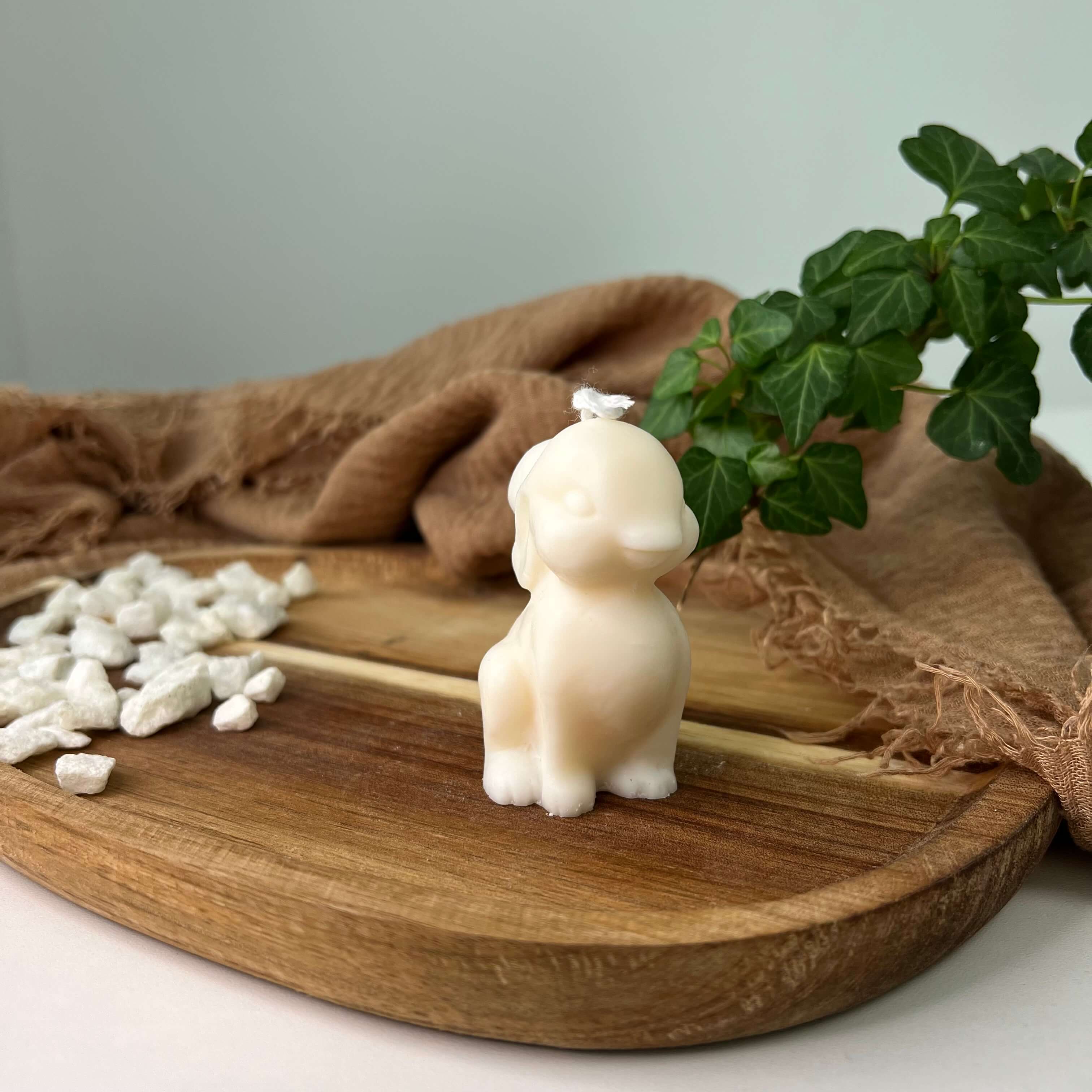 Dargestellt ist hier die Sitting Bunny Zenlight Kerze. Diese Hasenkerze ist die perfekte Osterdekoration. Mit handgemachtem Sojawachs ist sie auch Umweltfreundlich. Perfekt geeignet als Osterkerzen.