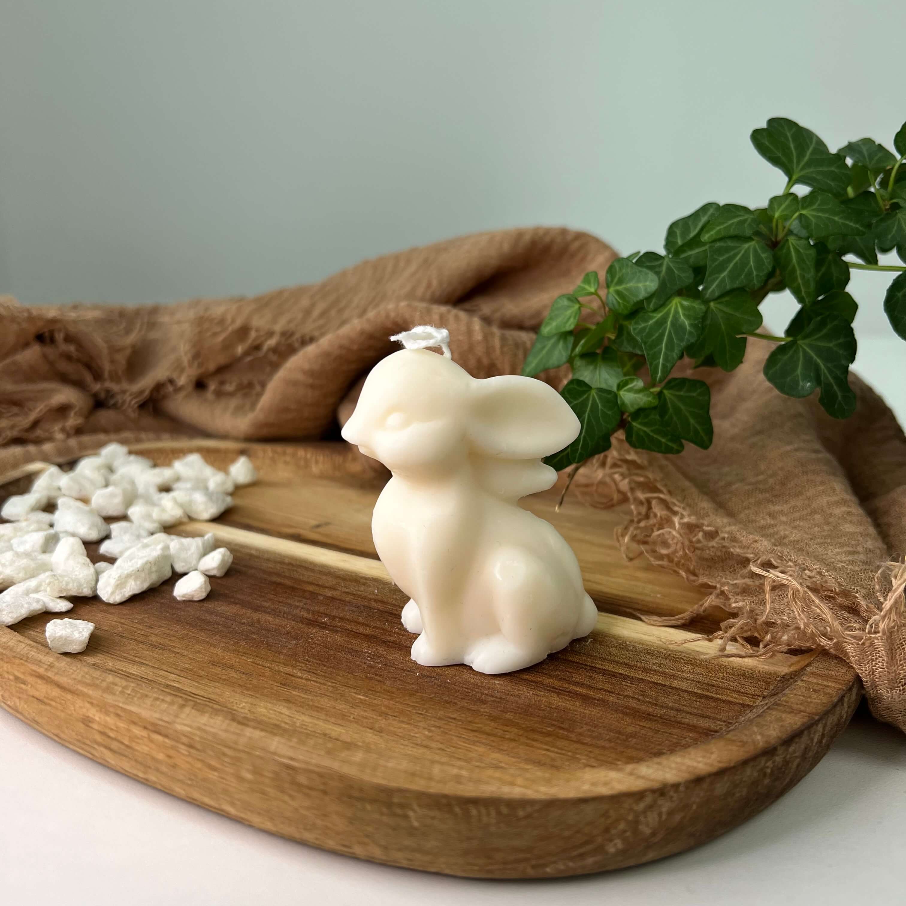 Die Hasen Kerze Sitting Bunny Zenlight ist einzigartig und elegant. Mit ihrem stilvollen Design passt sie in jedes Zuhause, ein wahres Unikat.