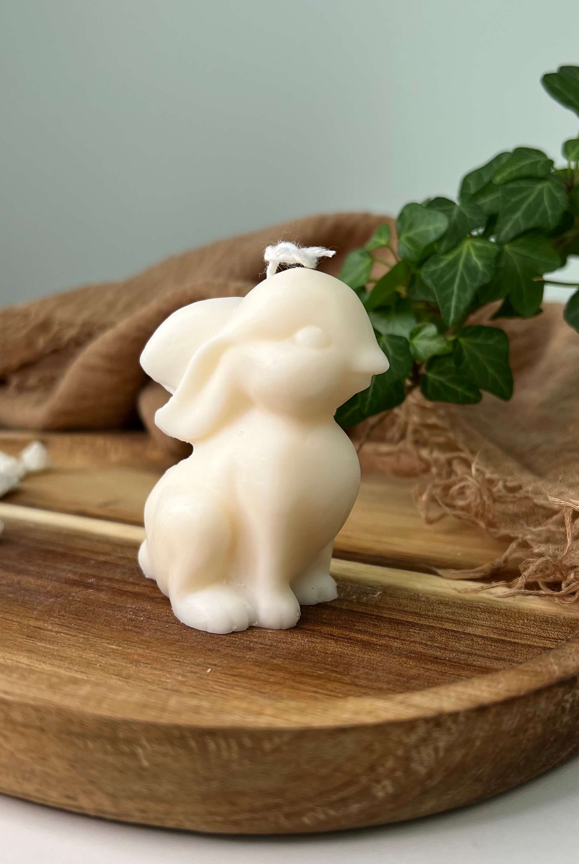 Hier sieht man unsere Sitting Bunny Zenlight Kerze. Diese Kerze in Hasen Design ist perfekt als Dekoration geeignet. Sie ist elegant, ästhetisch und stilvoll. Zudem ist sie handgefertigt aus Sojawachs.