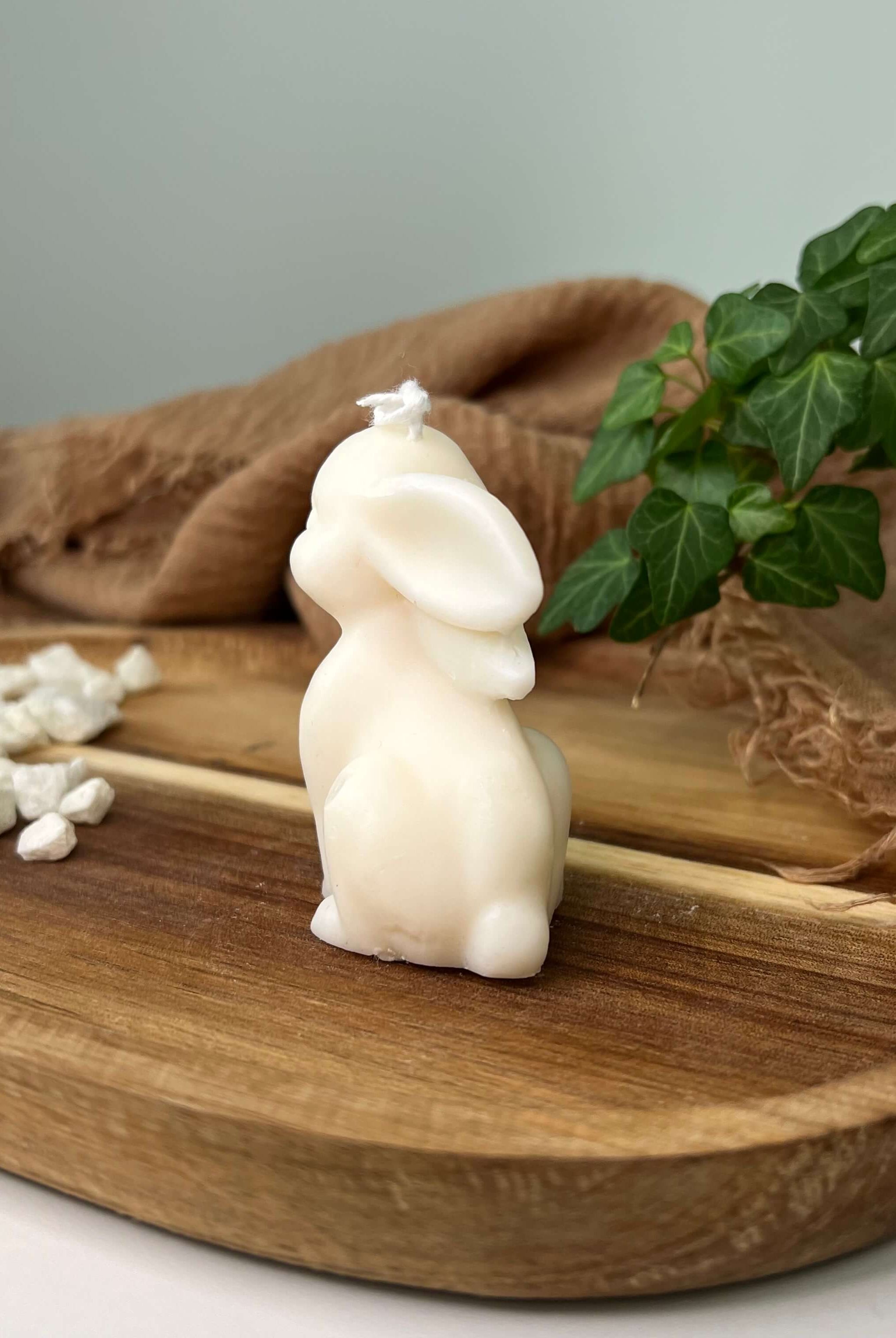 Hier sieht man die weiße Sojawachs Kerze Sitting Bunny Zenlight. Sie ist handgemacht und sieht aus wie ein sitzender Hase.