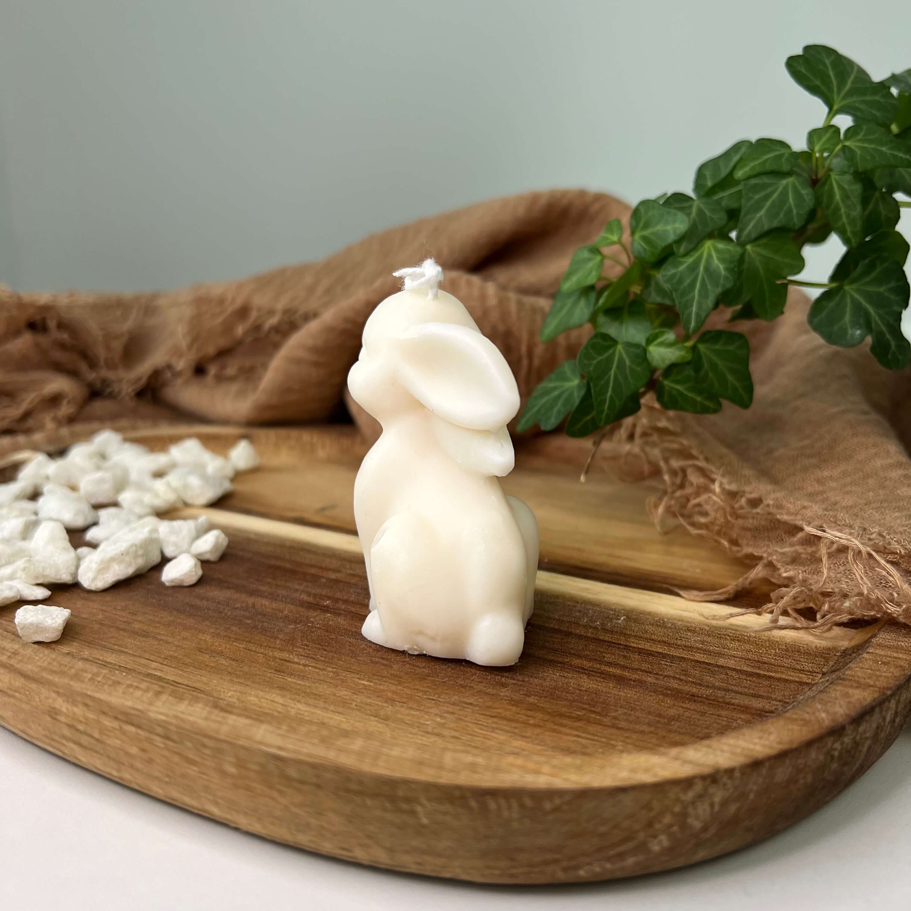 Hier sieht man die weiße Sojawachs Kerze Sitting Bunny Zenlight. Sie ist handgemacht und sieht aus wie ein sitzender Hase.