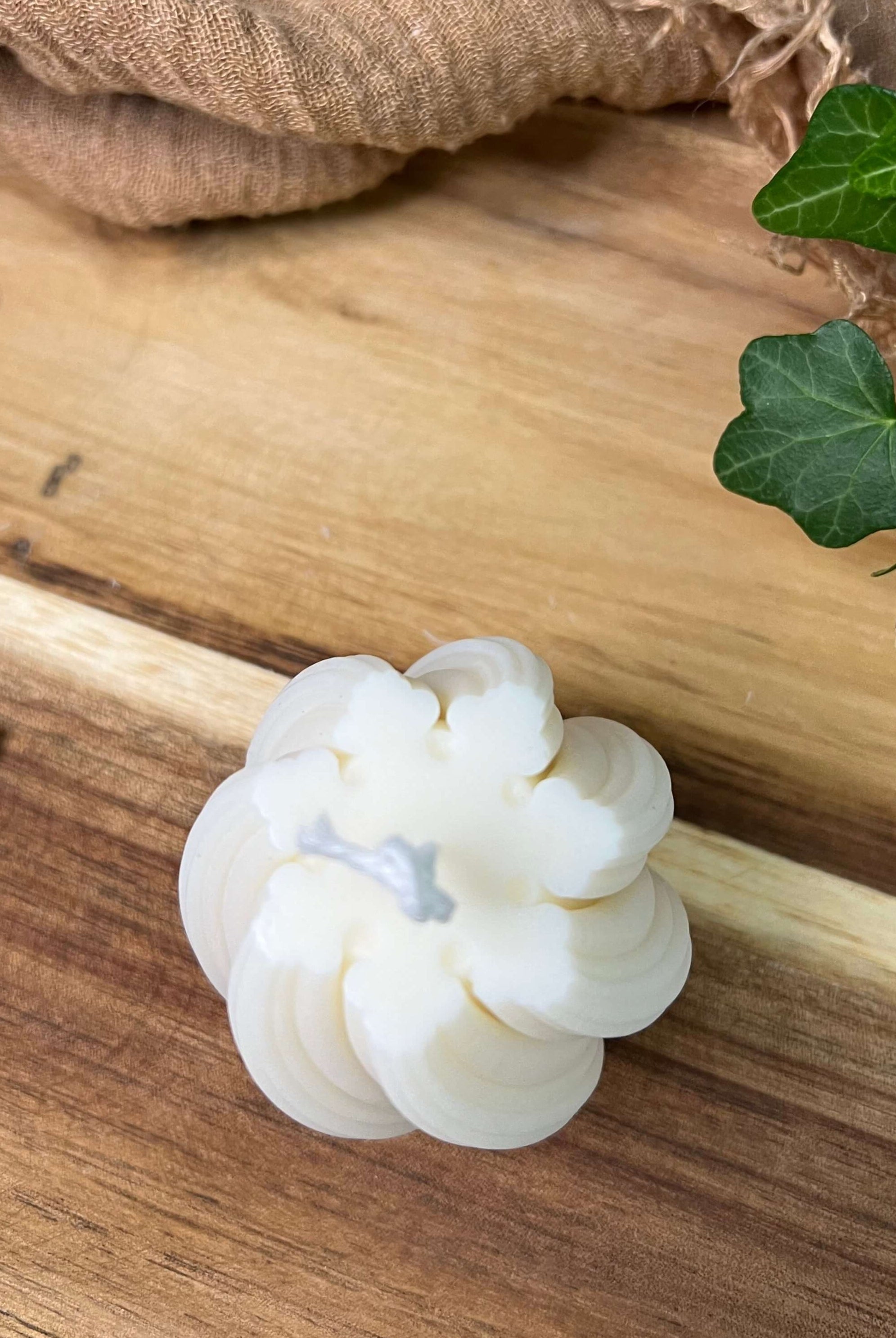 Auf diesem Bild sieht man unsere handgemachte Spiral Glow Kerze. Sie ist perfekt als Geschenk geeignet.