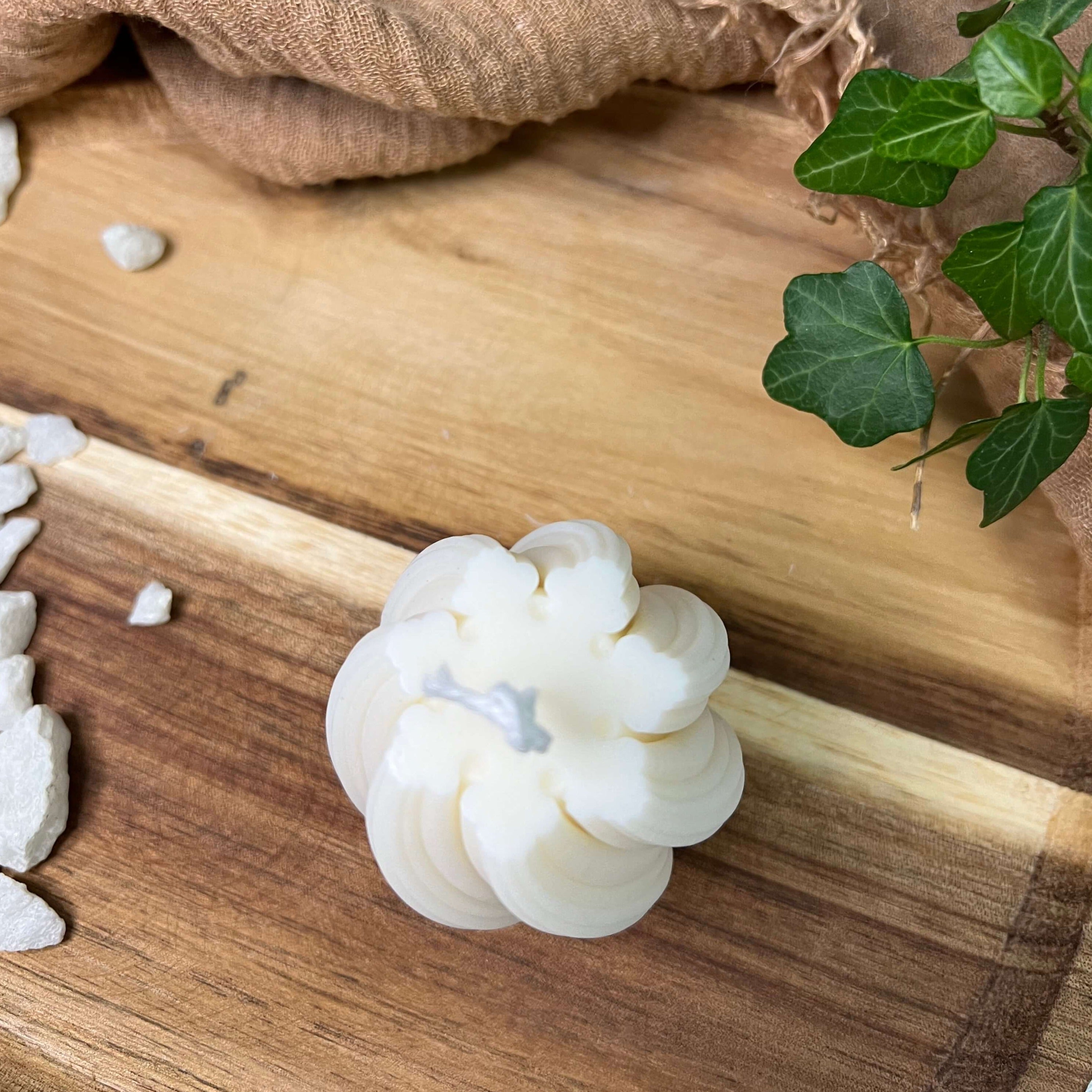 Auf diesem Bild sieht man unsere handgemachte Spiral Glow Kerze. Sie ist perfekt als Geschenk geeignet.