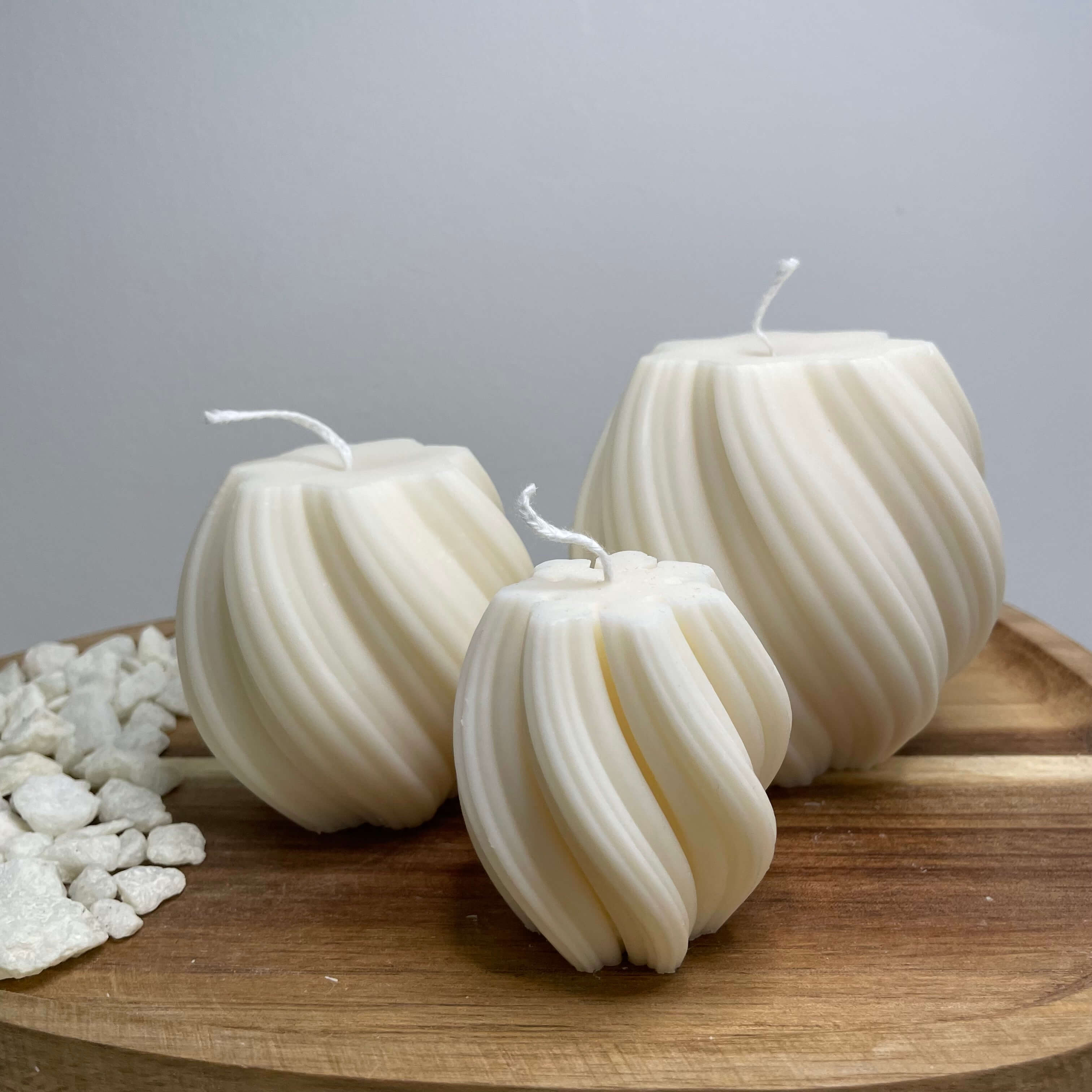 Zusehen ist die handgefertigte Spiral Glow Duftkerze. Sie hat ein elegantes und ästhetisches Design, perfekt für jedes Zuhause. Das Sojawachs ist vegan und umweltfreundlich. In mittel.