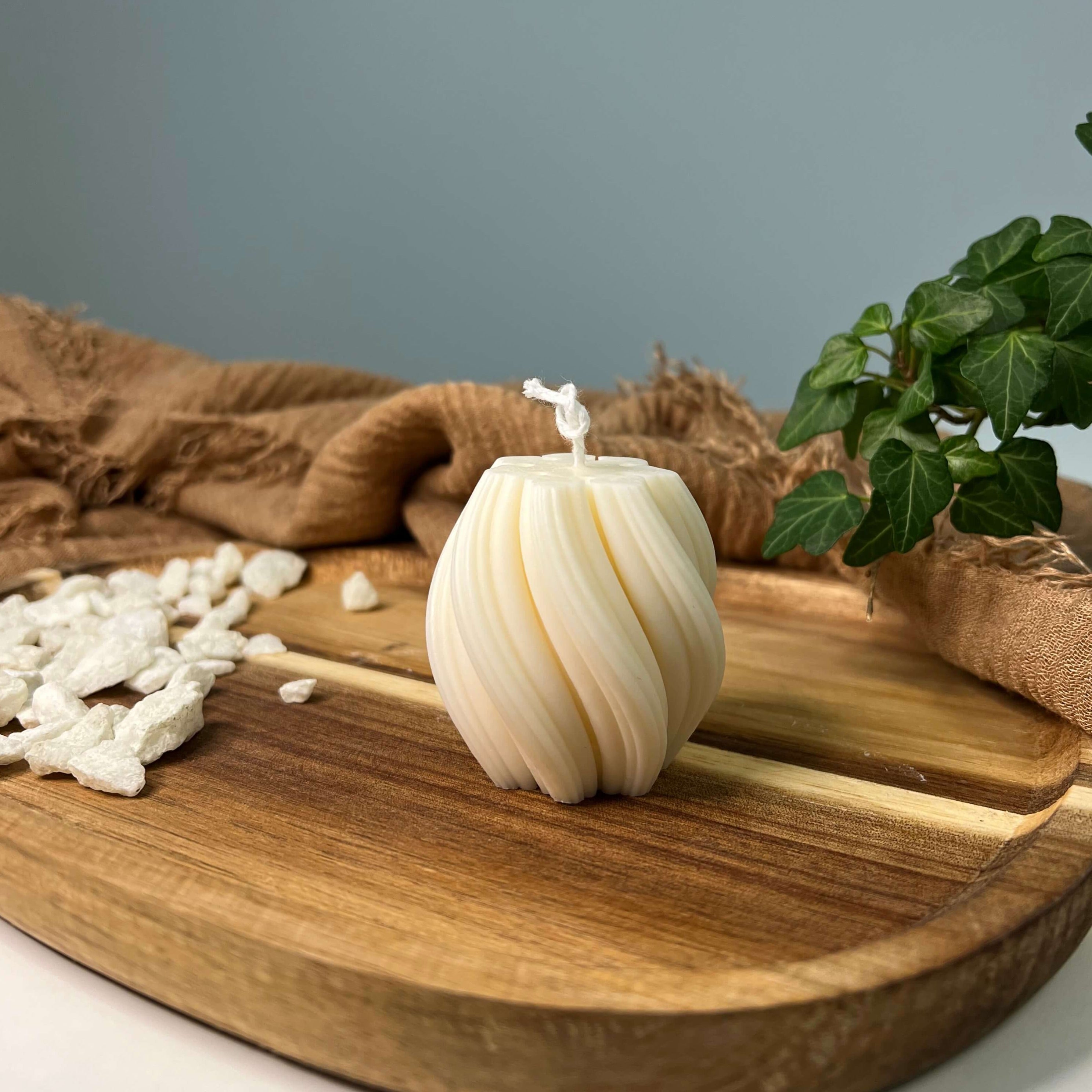 Zusehen ist die handgefertigte Spiral Glow Duftkerze. Sie hat ein elegantes und ästhetisches Design, perfekt für jedes Zuhause. Das Sojawachs ist vegan und umweltfreundlich.