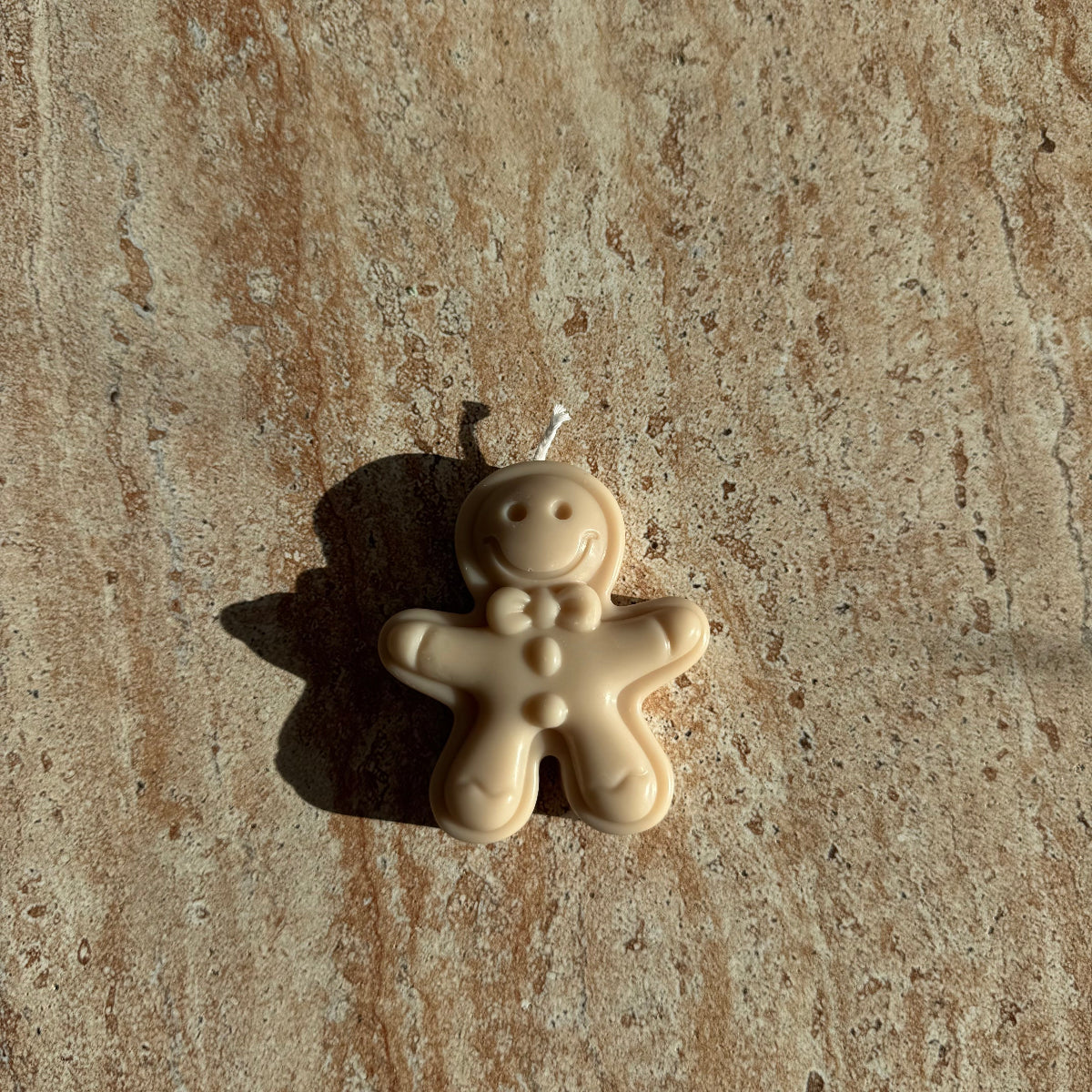 „Detailansicht des Sweet Ginger Buddy aus schräger Perspektive – weihnachtliche Ästhetik.“