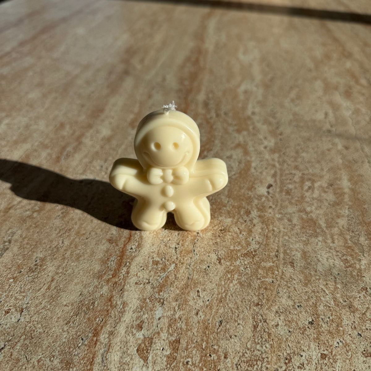 „Sweet Ginger Buddy vollständig in einer Schale dekoriert – winterliche Kerzendeko.“