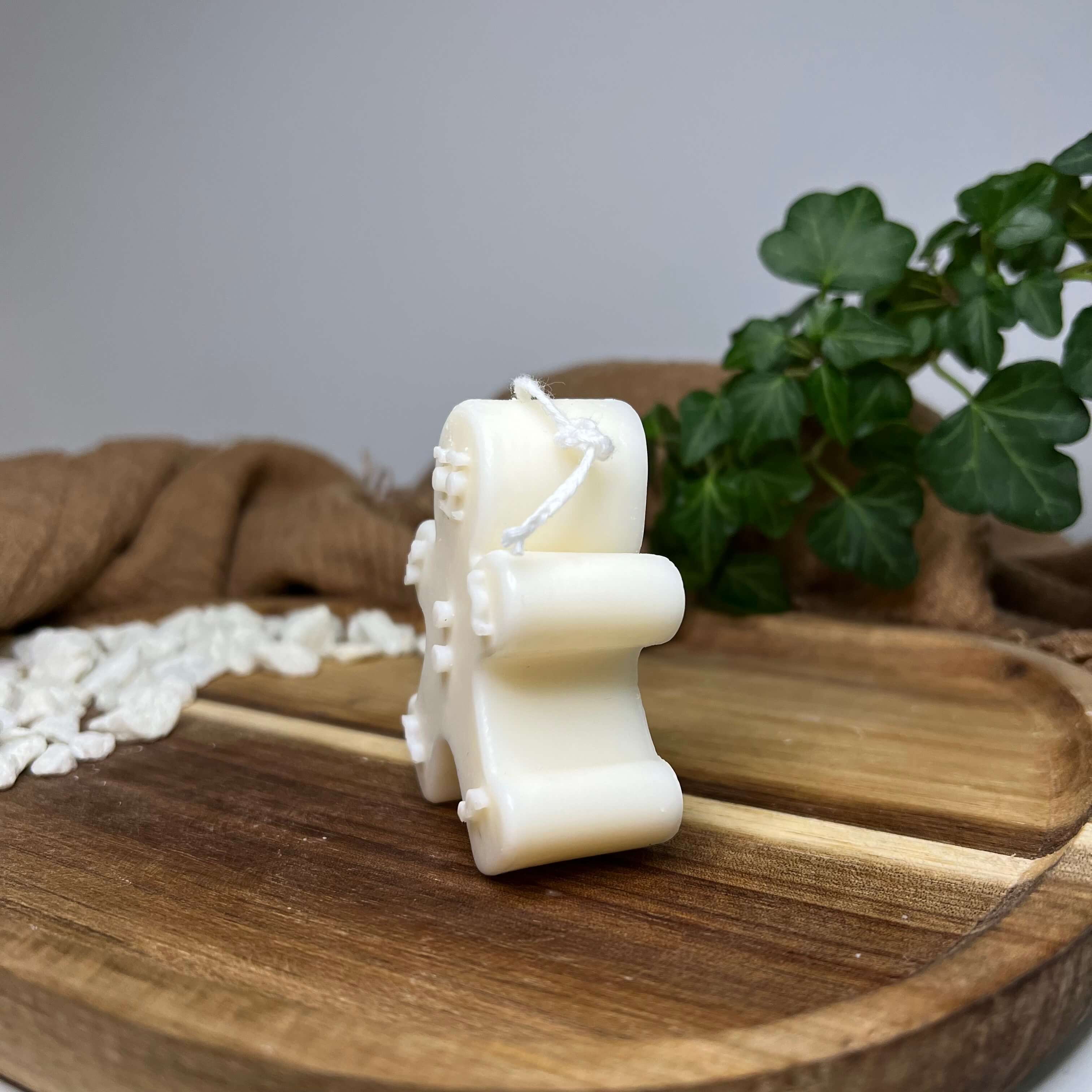 Die Sweet Gingerbread Dreams Kerze sieht aus wie ein Lebkuchenmännchen. Sie ist perfekt als Weihnachtskerze oder Geburtstagskerze geeignet. Handgefertigt aus hochwertigem Sojawachs.