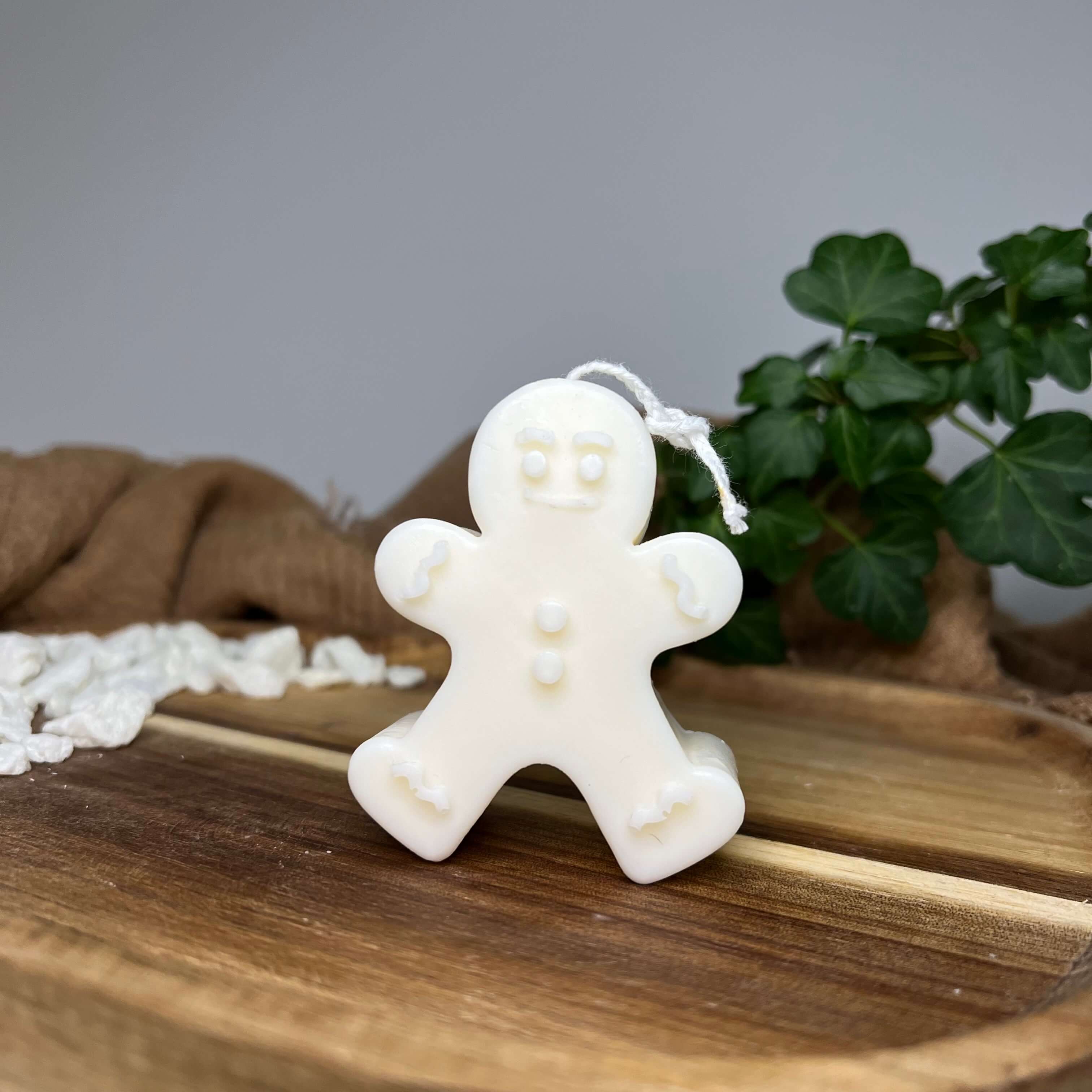 Hier sieht man unsere Sweet Gingerbread Dreams Kerze. Diese Lebkuchen Kerze ist perfekt als Dekoration geeignet. Sie ist elegant und ästhetisch.