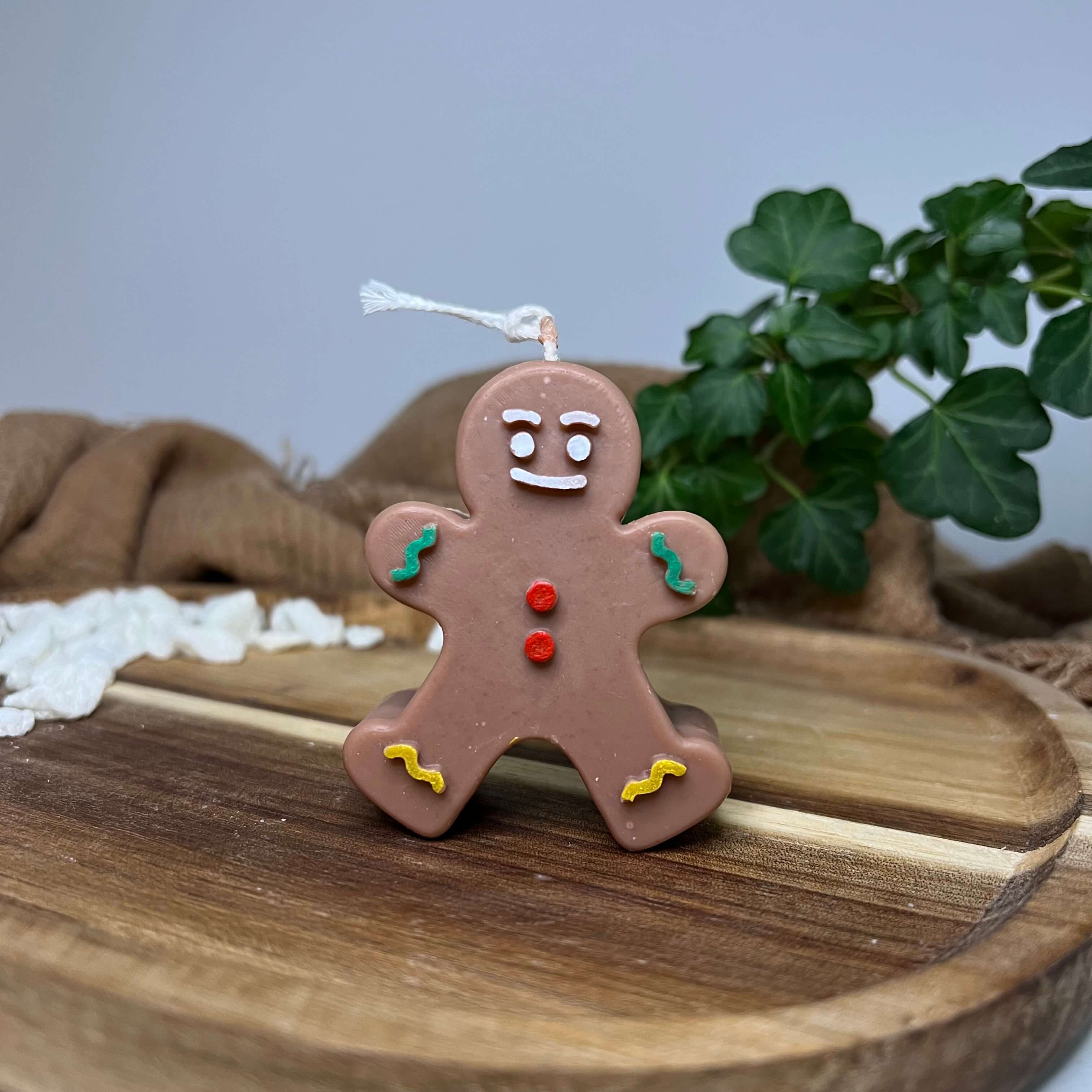 Hier sieht man unsere Sweet Gingerbread Dreams Kerze. Diese Lebkuchen Kerze ist perfekt als Dekoration geeignet. Sie ist elegant und ästhetisch. In Braun.