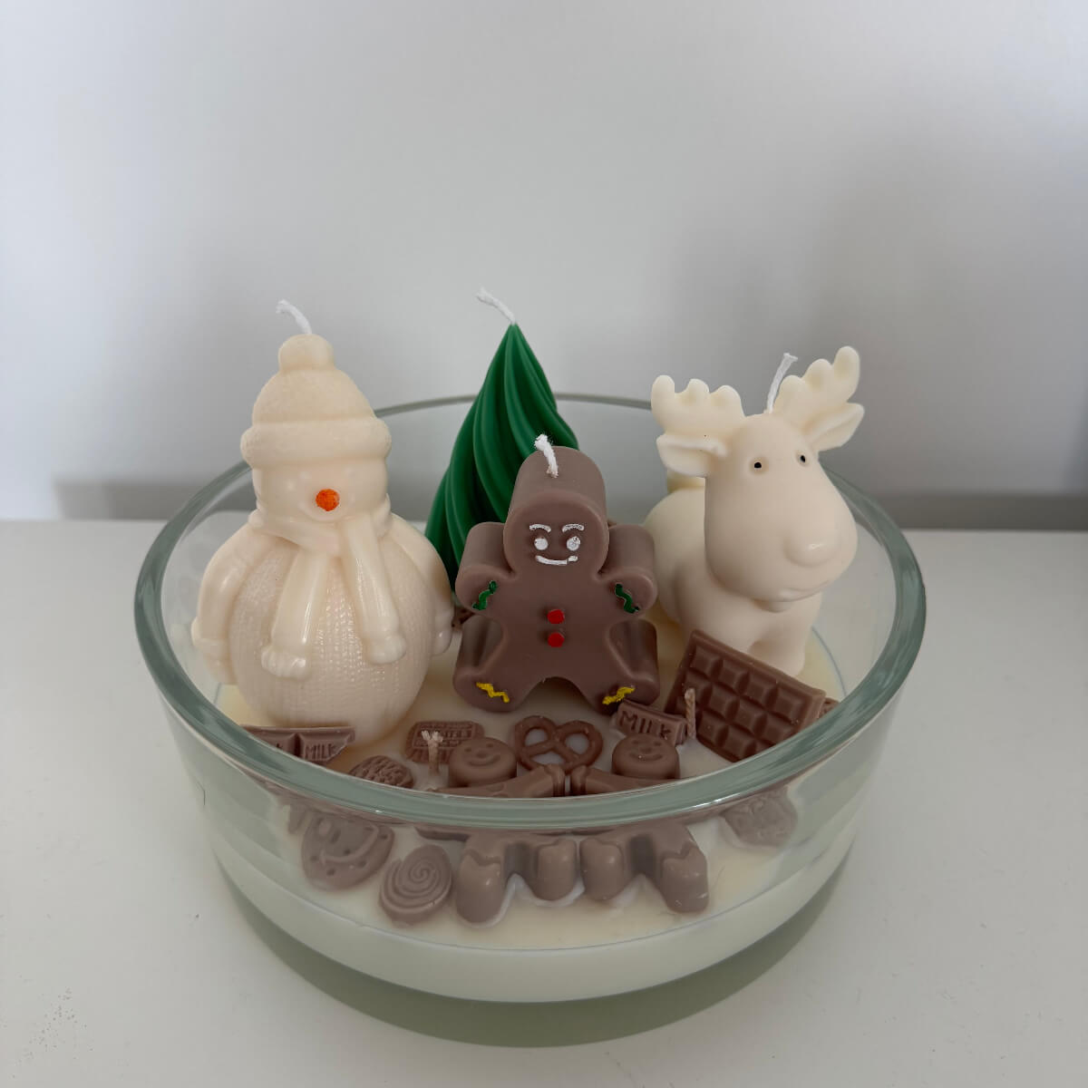 Komplettes Design der Sweet Winter Wonderland Kerze mit detailreicher Candy-Deko und winterlichem Flair – handgegossen bei Sym Aesthetics.