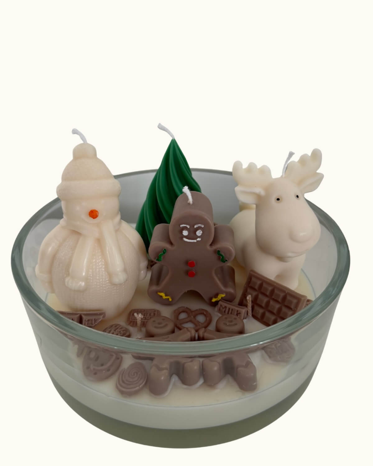 Handgegossene Weihnachtskerze in runder Schale auf einem Holztisch, mit weißem Wachsboden, winterlicher Deko und süßen Details.