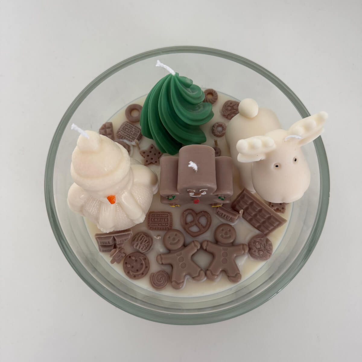 Makroaufnahme der handgefertigten Süßigkeiten-Deko aus Wachs, inspiriert von winterlichen Leckereien – liebevoll und detailreich gearbeitet.