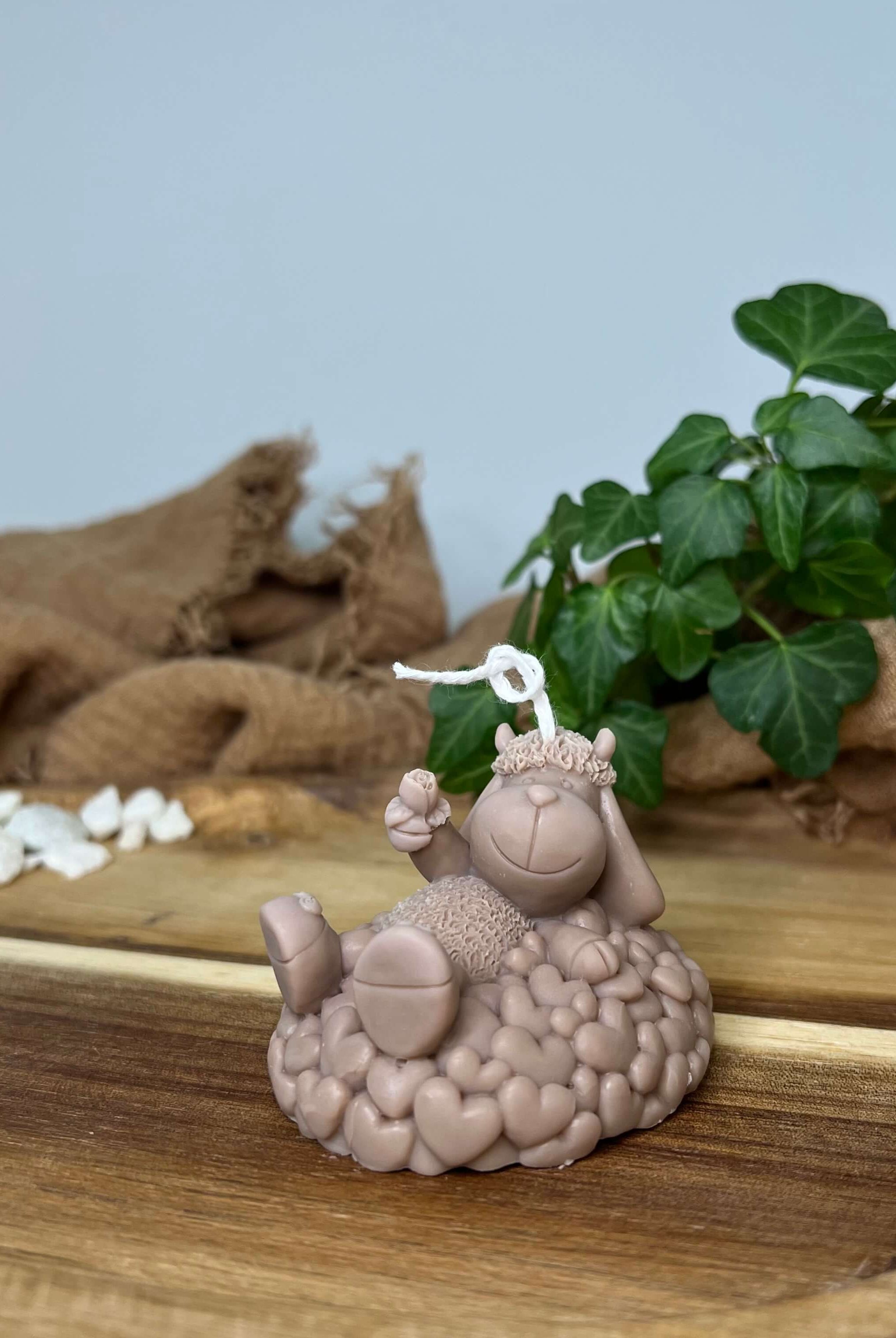 Hier sieht man unsere Sweetheart Shepherd's Glow Kerze. Aus veganem Bio Sojawachs wurde sie aus Hand gemacht. Sie ist nachhaltig und umweltfreundlich. In der Farbe Braun.