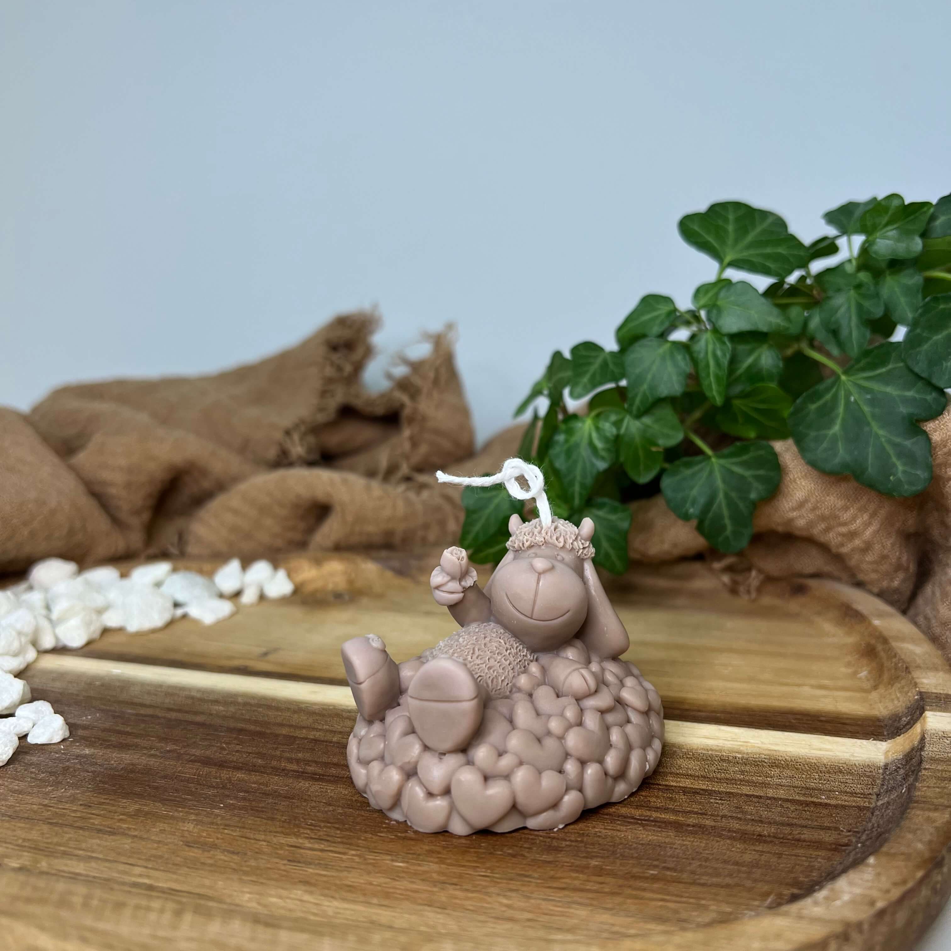 Hier sieht man unsere Sweetheart Shepherd's Glow Kerze. Aus veganem Bio Sojawachs wurde sie aus Hand gemacht. Sie ist nachhaltig und umweltfreundlich. In der Farbe Braun.