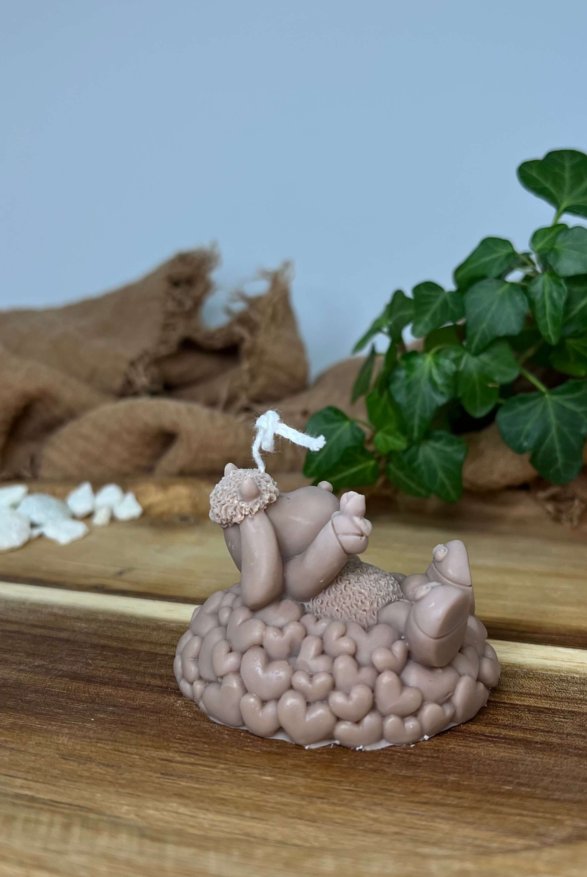 Dargestellt ist hier die Sweetheart Shepherd's Glow Kerze. Sie ist perfekt als Geschenk für Ostern, Weihnachen oder Geburtstage geeignet. In der Farbe Braun.