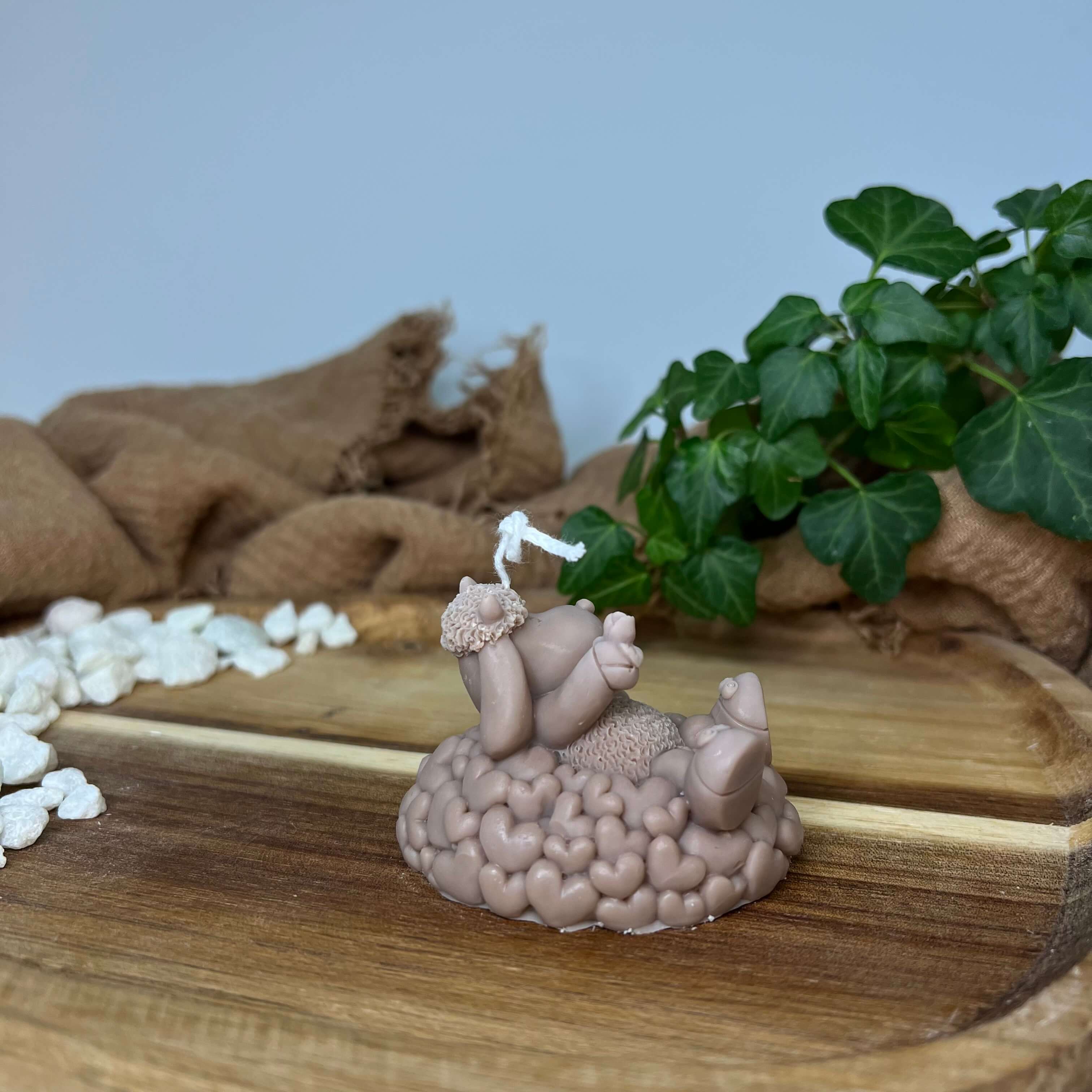 Dargestellt ist hier die Sweetheart Shepherd's Glow Kerze. Sie ist perfekt als Geschenk für Ostern, Weihnachen oder Geburtstage geeignet. In der Farbe Braun.