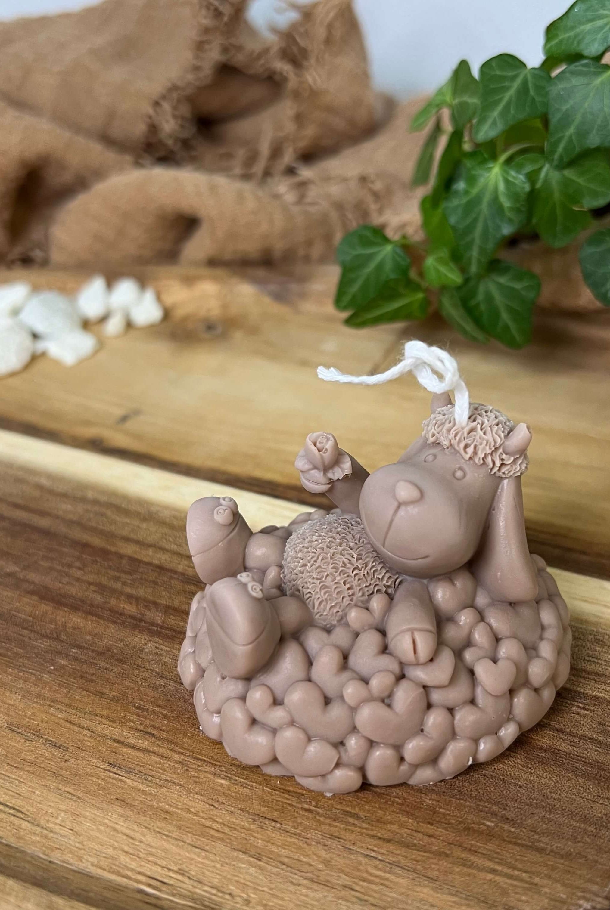 Hier sieht man die Sweetheart Shepherd's Glow Kerze. Sie ist perfekt als Dekoration geeignet. Mit ihrem eleganten und ästhetischem Design. In Braun.