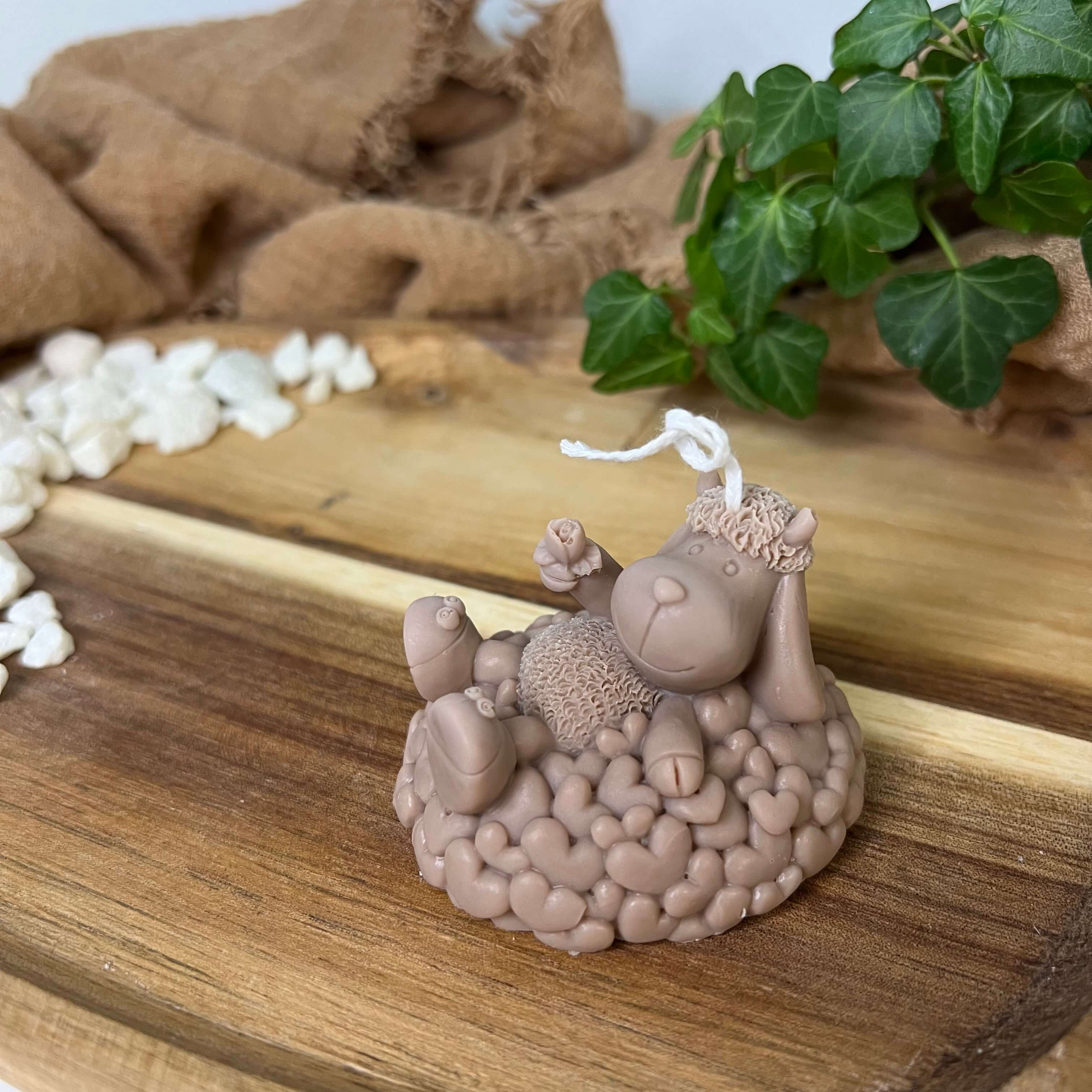 Hier sieht man die Sweetheart Shepherd's Glow Kerze. Sie ist perfekt als Dekoration geeignet. Mit ihrem eleganten und ästhetischem Design. In Braun.