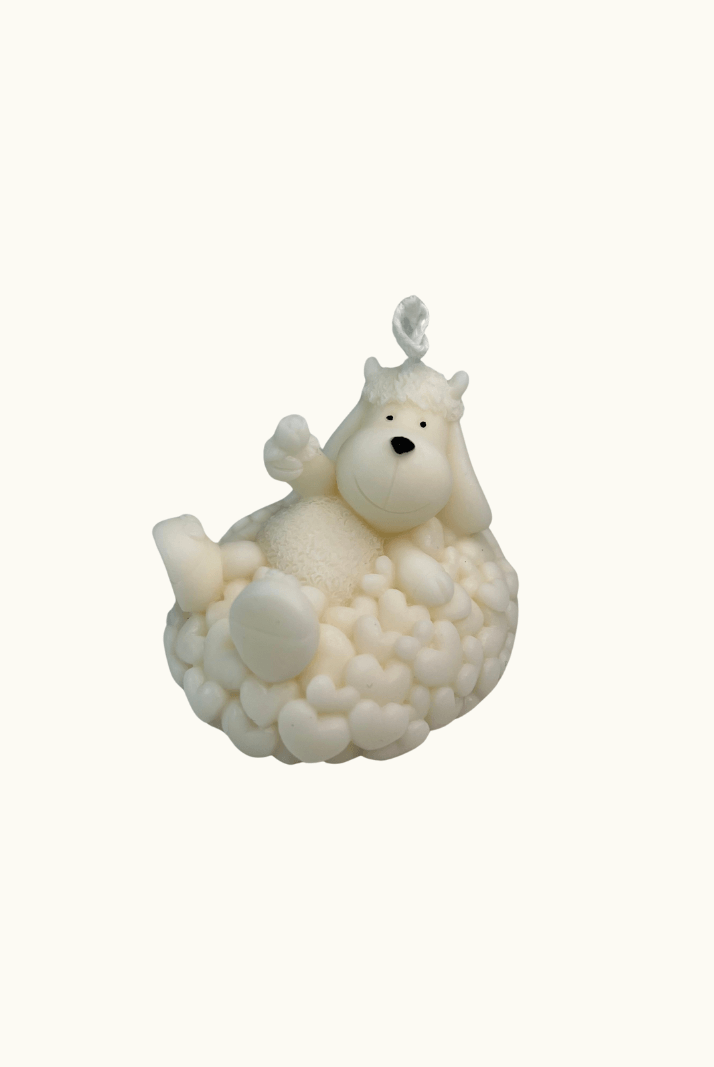 Auf diesem Bild sieht man unsere Sweetheart Shepherd's Glow Kerze. Sie ist handgemacht aus Sojawachs.