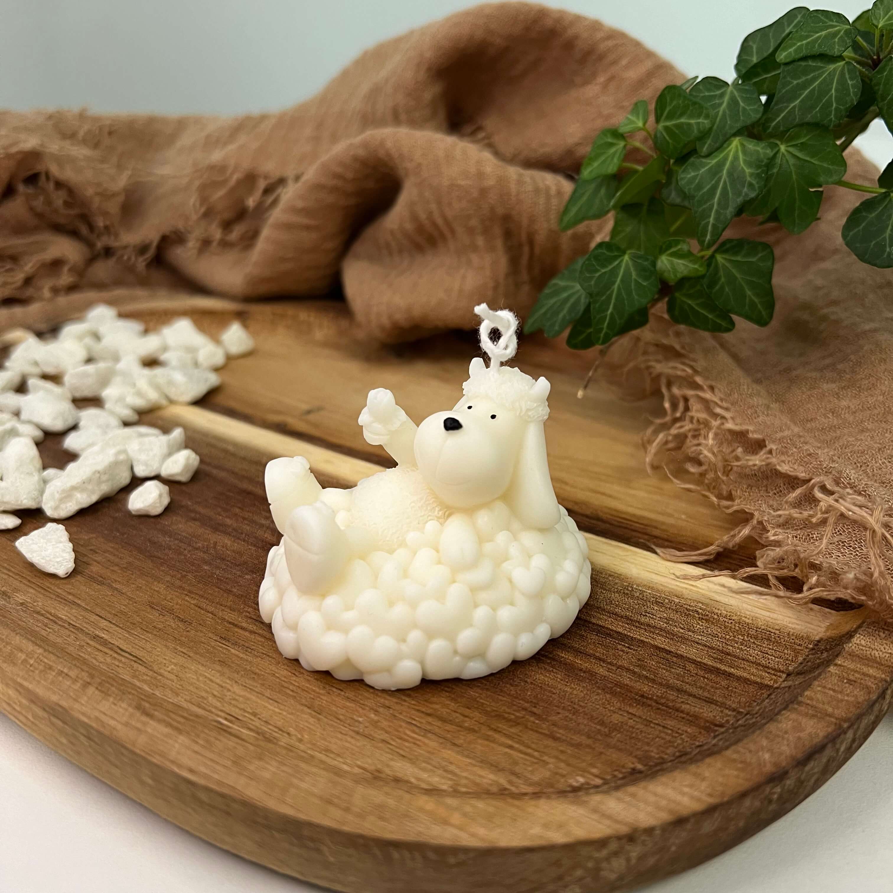 Hier sieht man die Sweetheart Shepherd's Glow Kerze. Sie ist perfekt als Dekoration geeignet. Mit ihrem eleganten und ästhetischem Design.