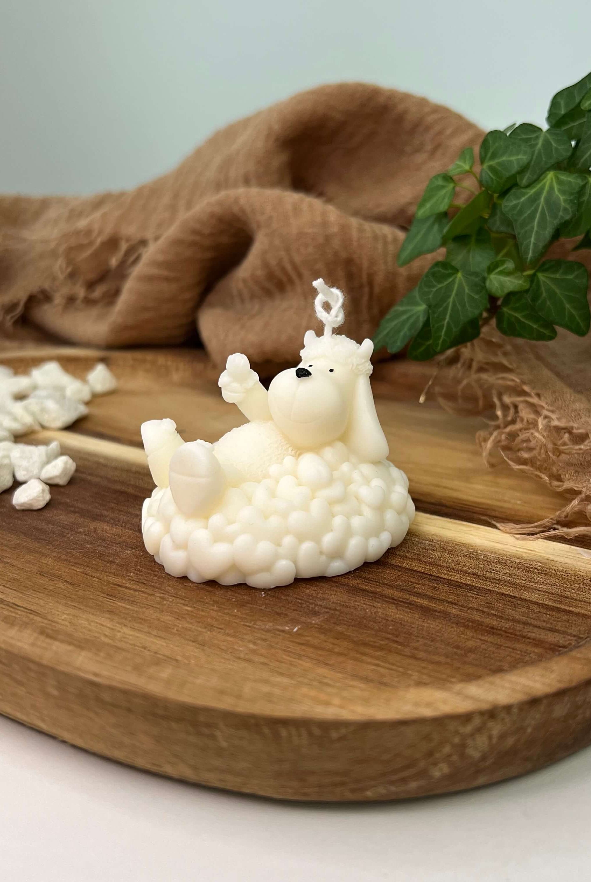 Dargestellt ist hier die Sweetheart Shepherd's Glow Kerze. Sie ist perfekt als Geschenk für Ostern, Weihnachen oder Geburtstage geeignet.