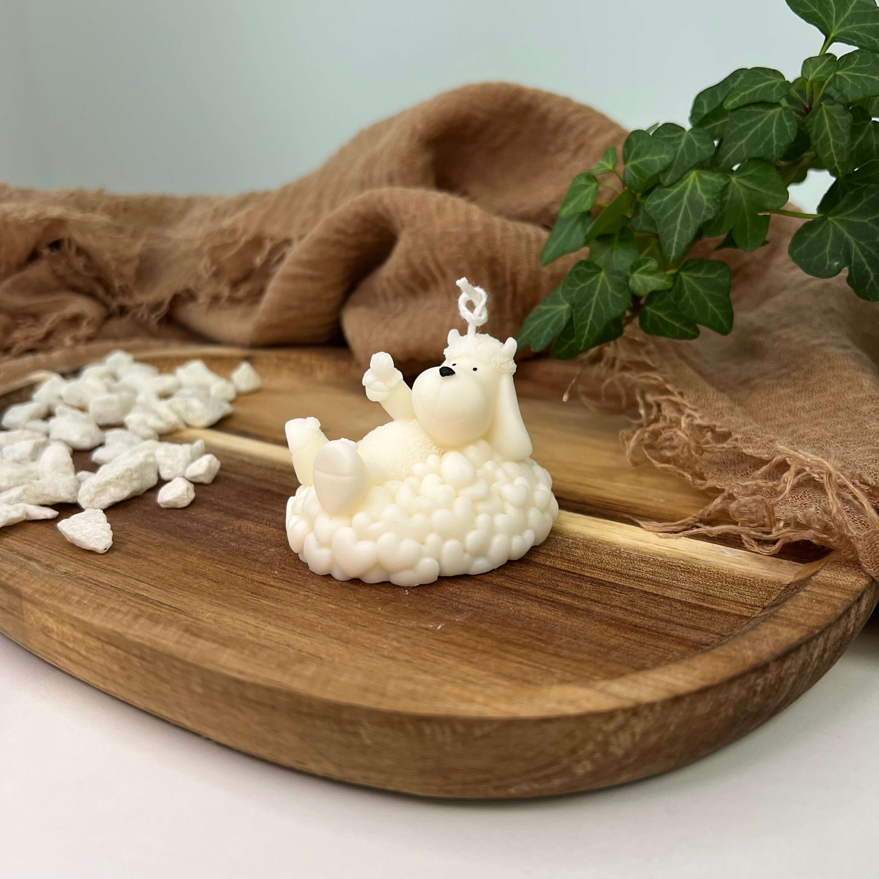 Dargestellt ist hier die Sweetheart Shepherd's Glow Kerze. Sie ist perfekt als Geschenk für Ostern, Weihnachen oder Geburtstage geeignet.