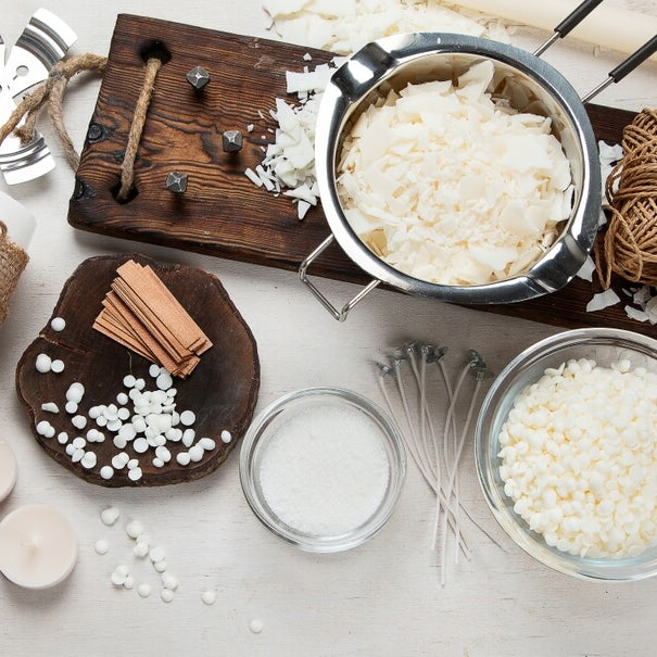 Auf diesem Bild sieht man wie unsere exklusiven und einzigartigen Kerzen mit Handarbeit produziert werden. Die Duftkerzen sind perfekt als Dekoration geeignet.