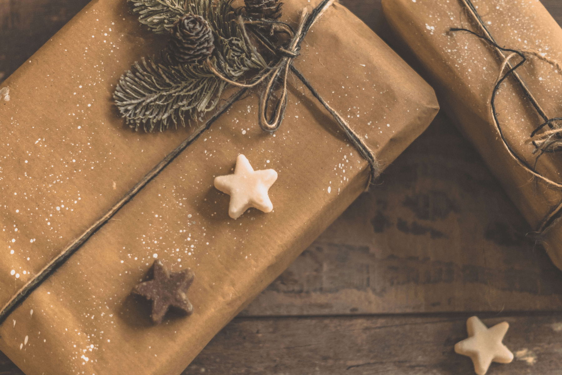 Hier sieht man ein Geschenk-Set, dieses ist für Weihnachten, Ostern und Geburtstage geeignet. Die Kerzen sind durch Handarbeit entstanden und sind aus Bio-Sojawachs. Das Paket ist nachhaltig und Umweltfreundlich.