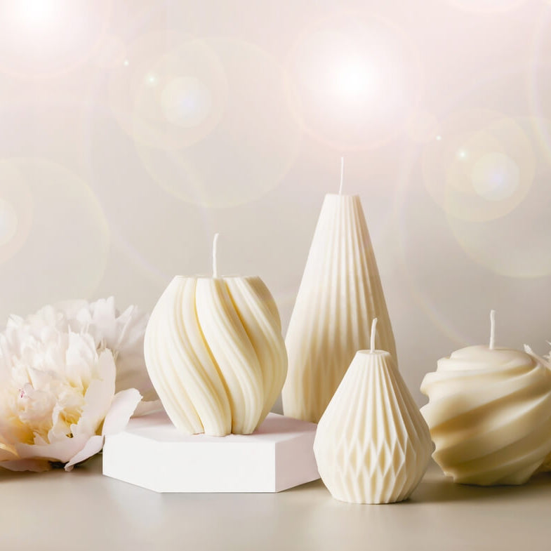 Auf diesem Bild sieht man handgemachte Duftkerzen, diese sind perfekt als Dekoration geeignet. Sie sind aus umweltfreundlichem und nachhaltigem Wachs hergestellt und eignen sich als Geschenk für Freunde und Familie.