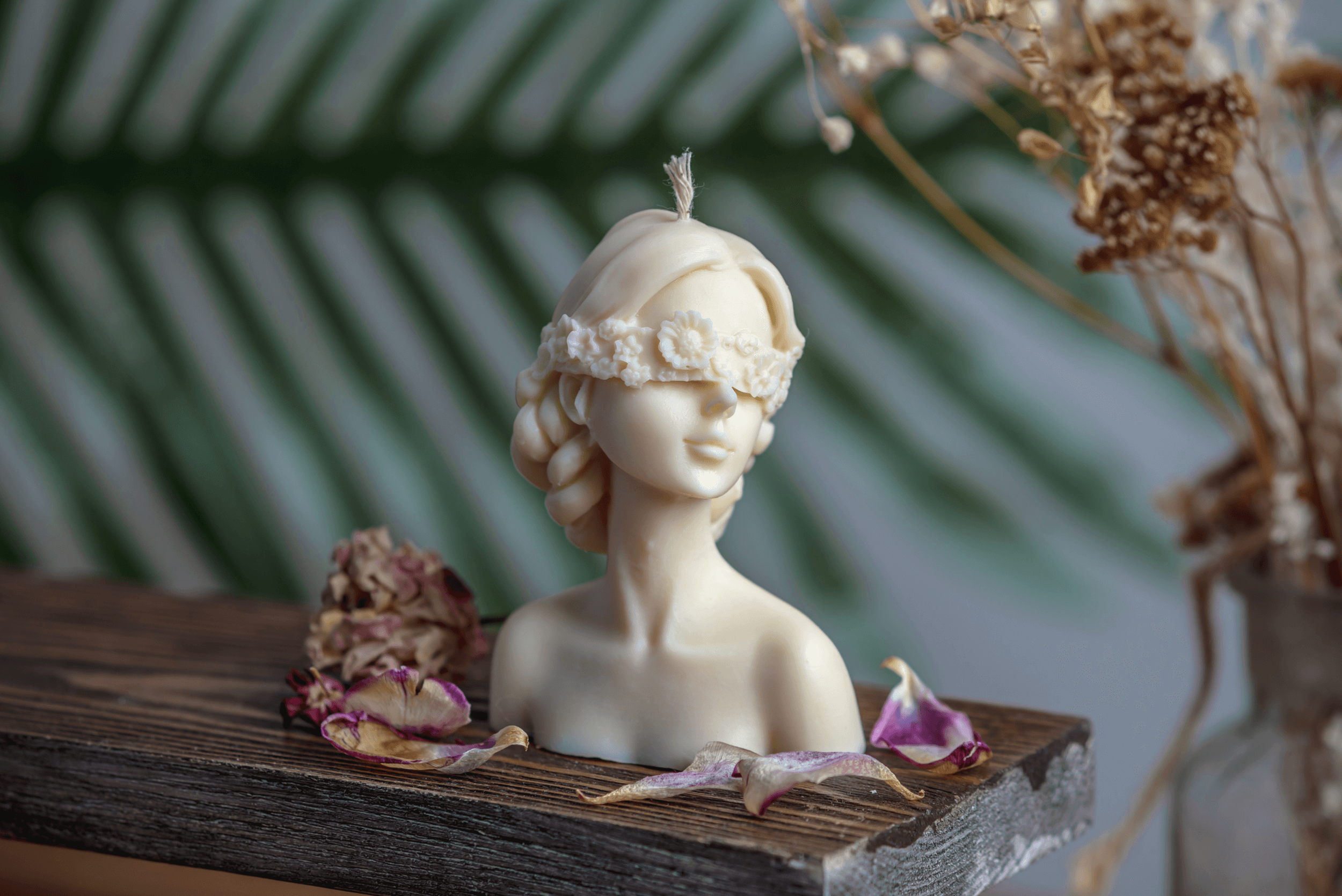 Hier sieht man eine unserer Skulptur Kerzen. Sie ist handgemacht aus hochwertigem Sojawachs und nachhaltig. Sie ist perfekt als Dekoration geeignet mit ihrem eleganten und ästhetischen Design. In verschiedenen Düften erhältlich. Das perfekte Geschenk.